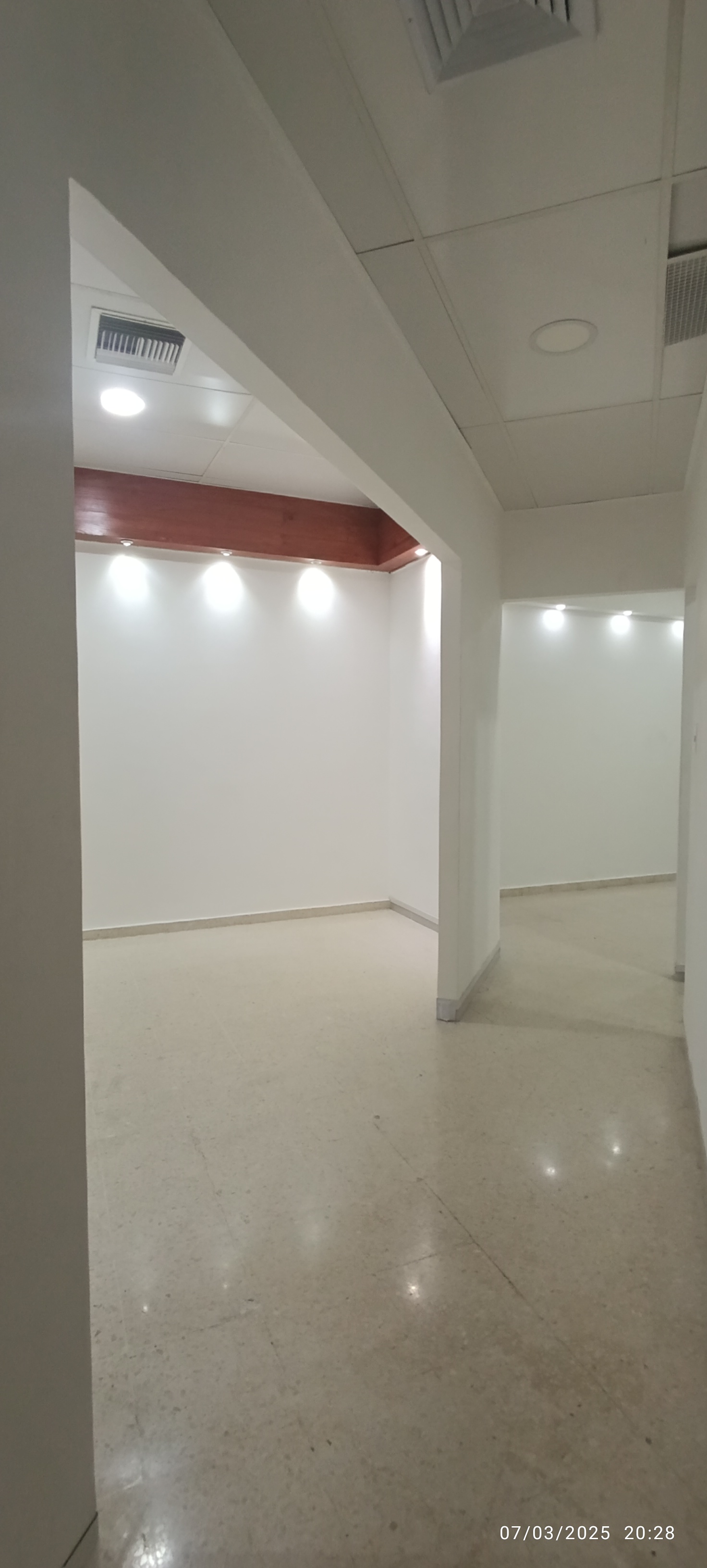 oficinas y locales comerciales - Local amplio ideal bar, estética centro llamadas, puedes quitar las divisiones  6