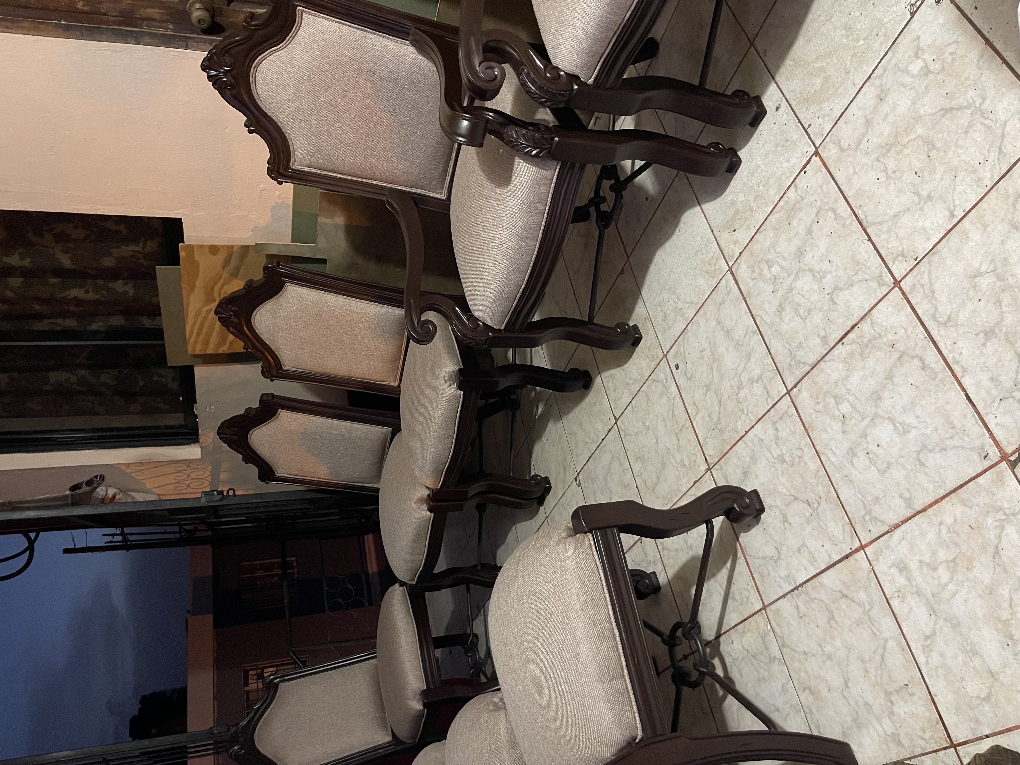 muebles y colchones - sillas de comedor y dos butacas en 55,000 0