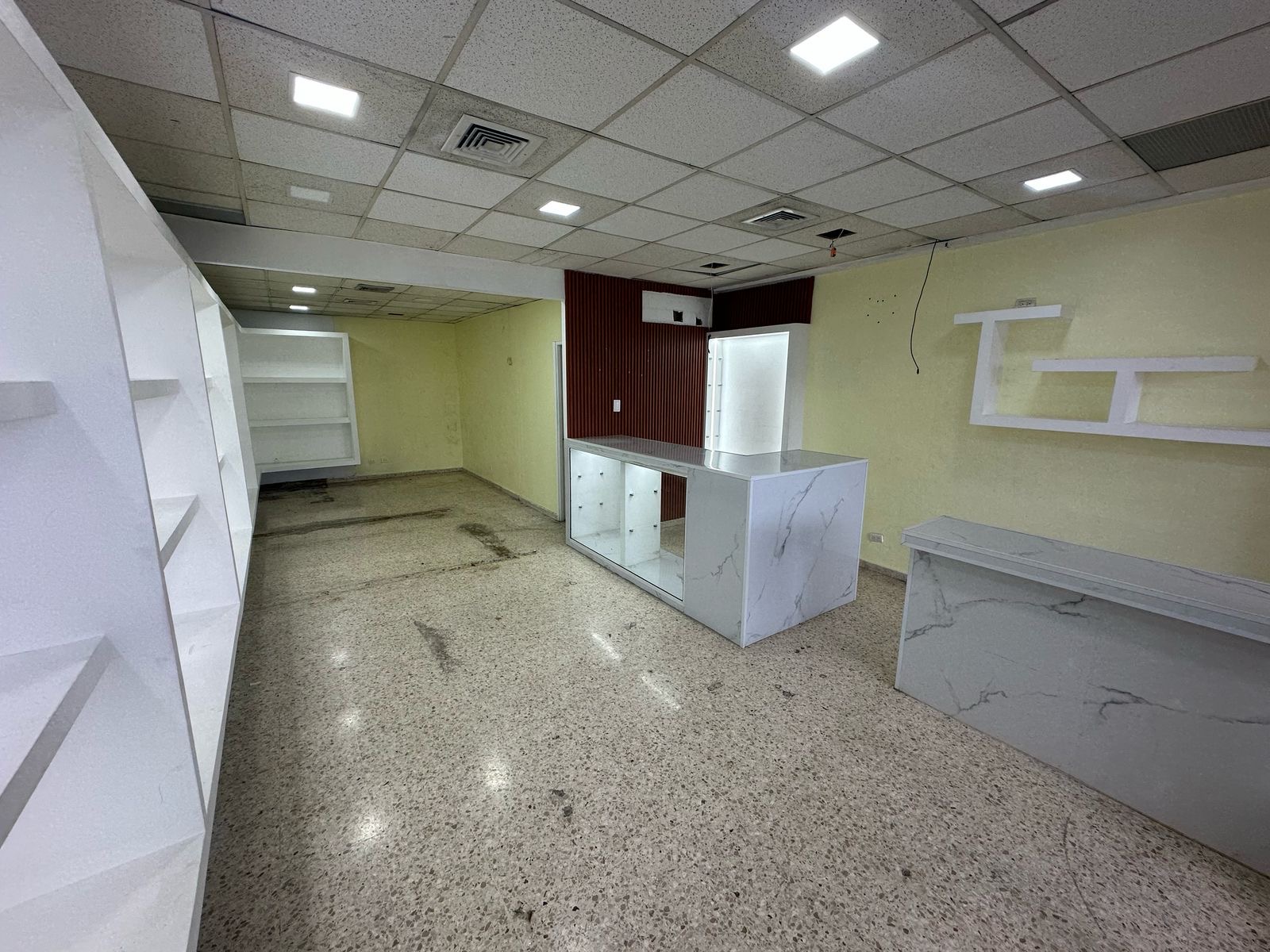 oficinas y locales comerciales - Se Alquila Local Comercial Plaza Comercial 2000 1