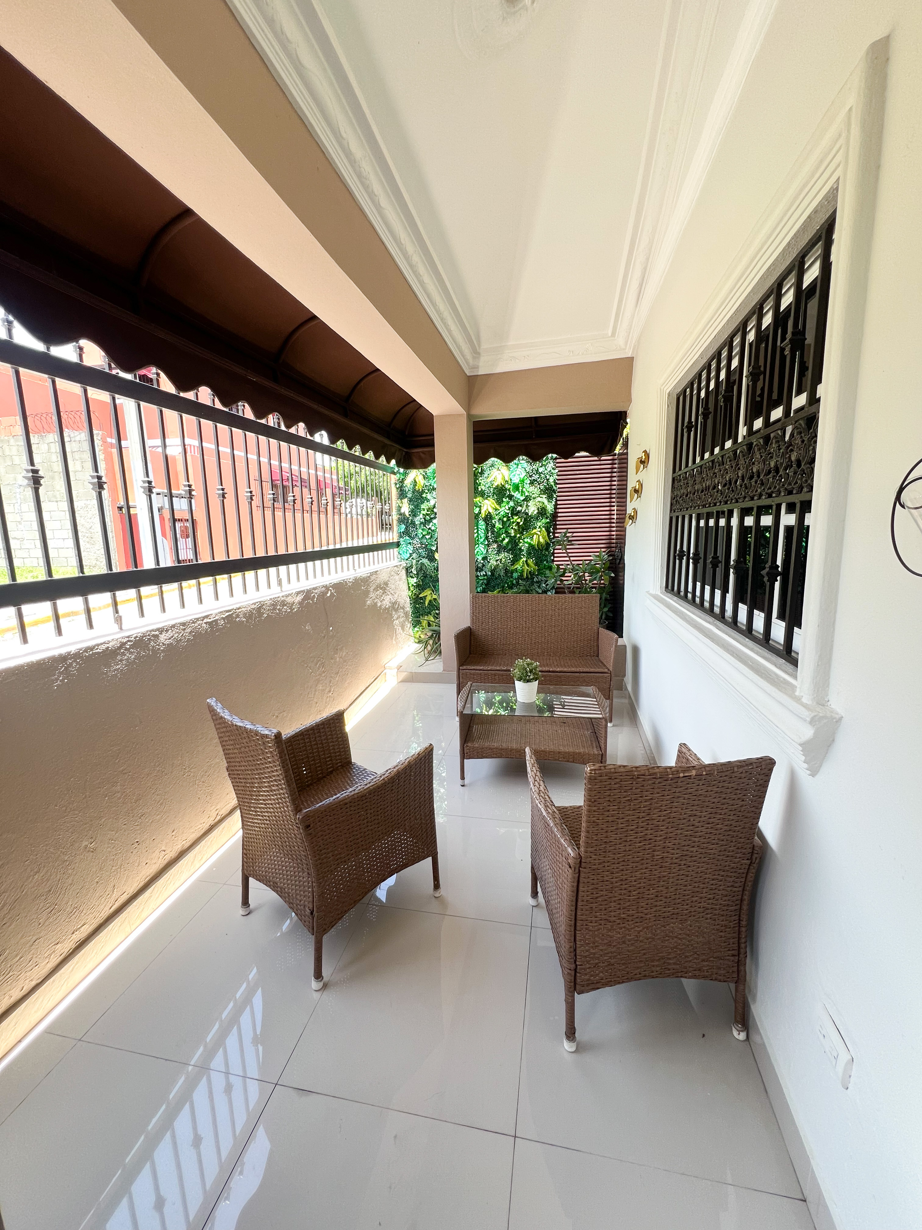 casas - Casa de 2 niveles Remodelada en la Jacobo Majluta  3