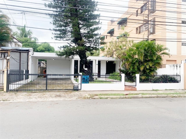 casas - Propiedad  comercial   céntrica  5