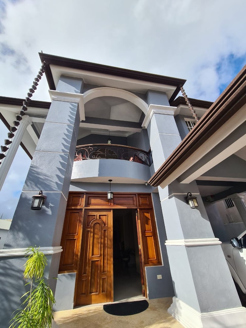 casas - Impresionante Casa en Urb. Cerrada con Cascada