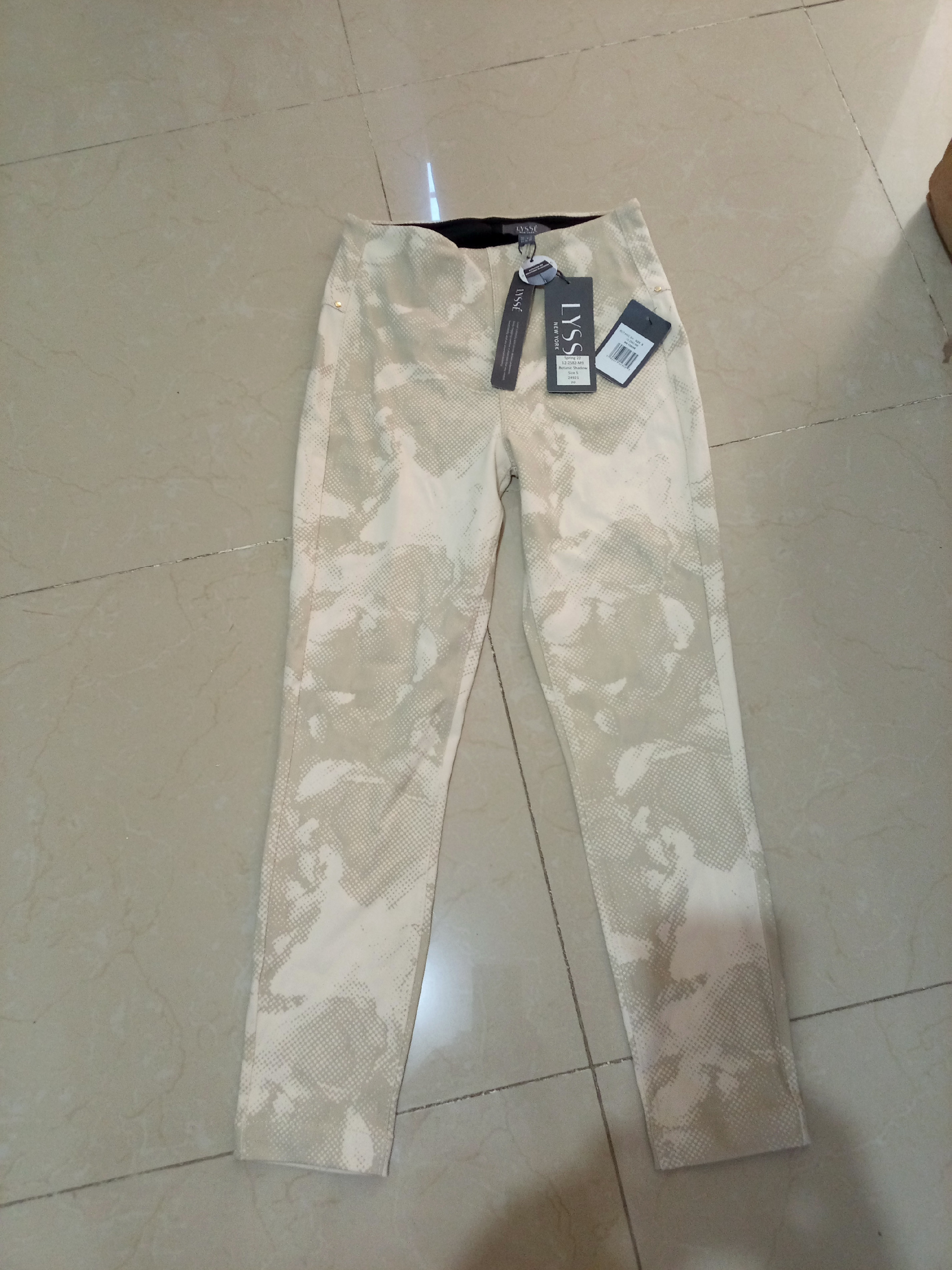 ropa para mujer - Pantalon crema animal print, con pretina ancha por dentro, mucha goma, size S