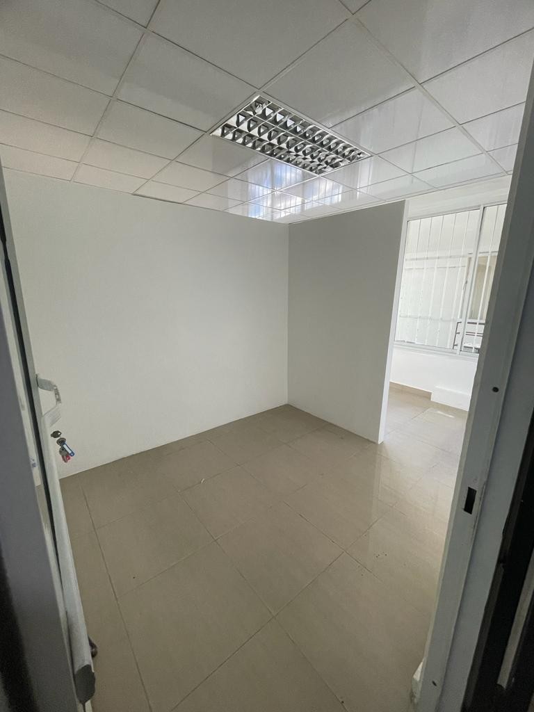 oficinas y locales comerciales - Se alquila Local A203. casi 25mts en la plaza Atalaya del mar 2do nivel. $28mil 1