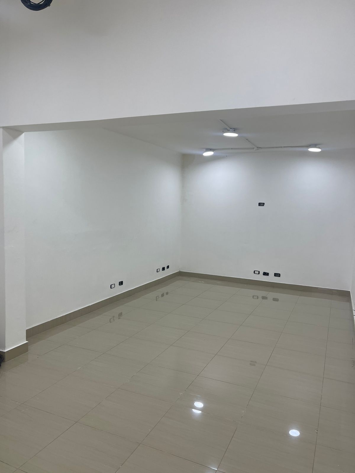 oficinas y locales comerciales - Local comercial en el Millon 40 metros 4