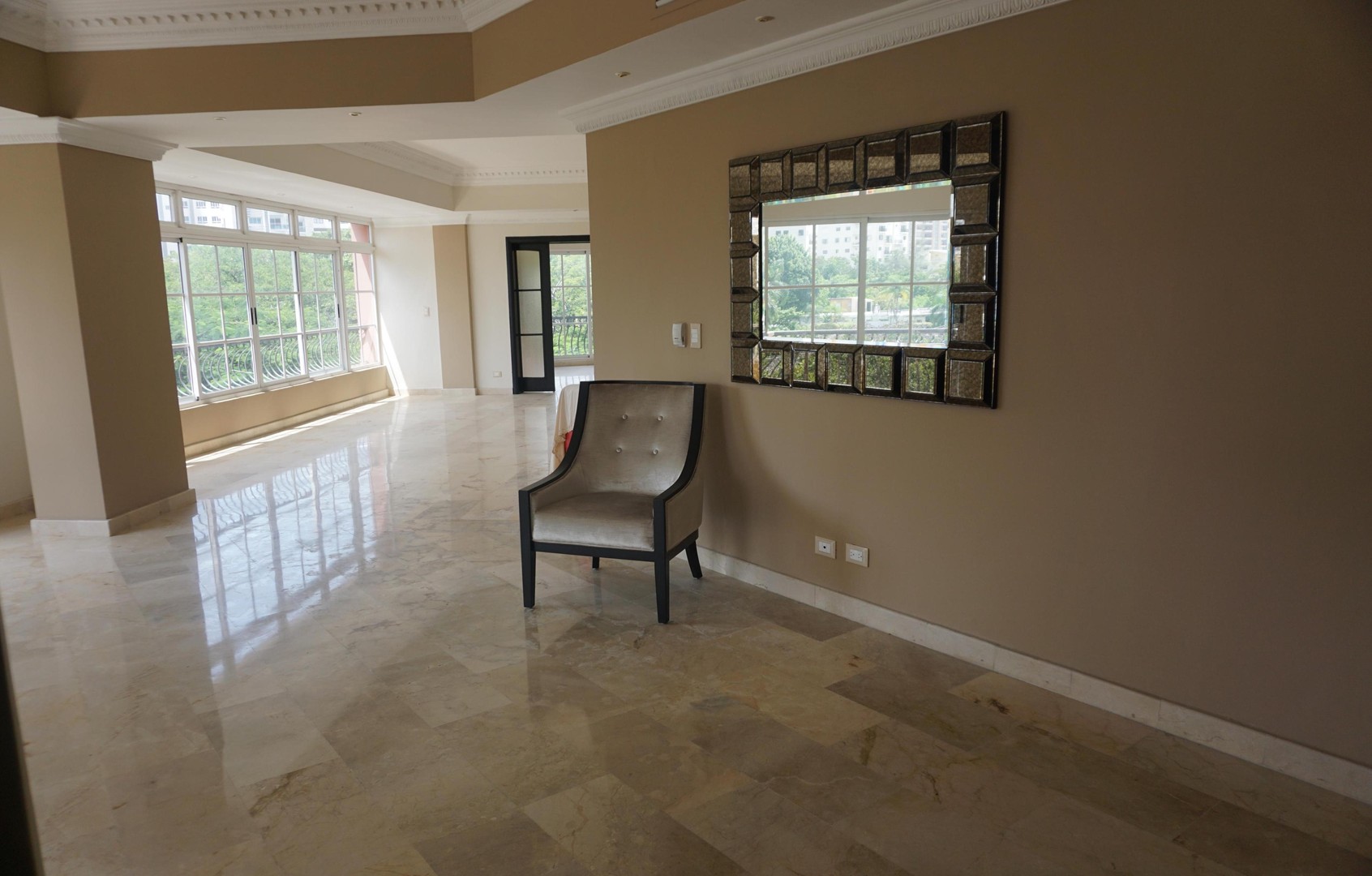 apartamentos - DISPONIBLE La Esperilla 4to piso 3 habitaciones 3.5 banos estudio family 3 parqu 7