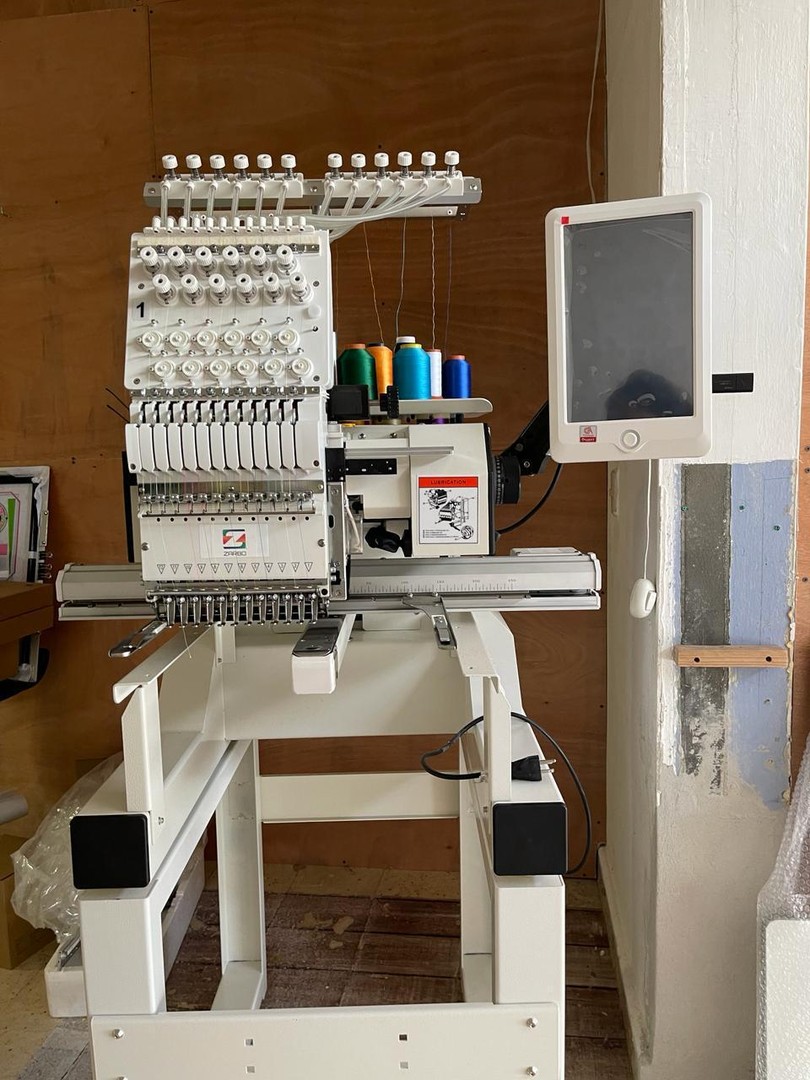equipos profesionales - Makina de bordar de una cabeza  12 hilos china buen precio nueva