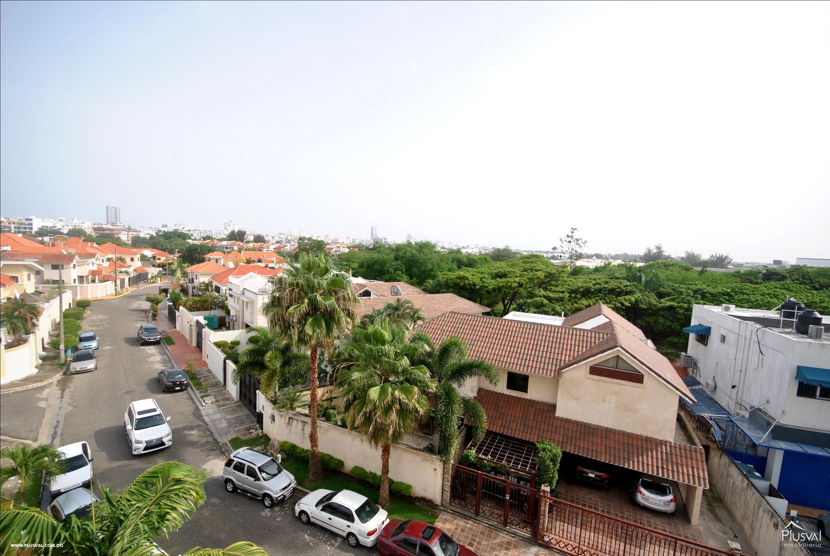 oficinas y locales comerciales - Las Praderas edificio de 4 niveles 18 parqueos  1