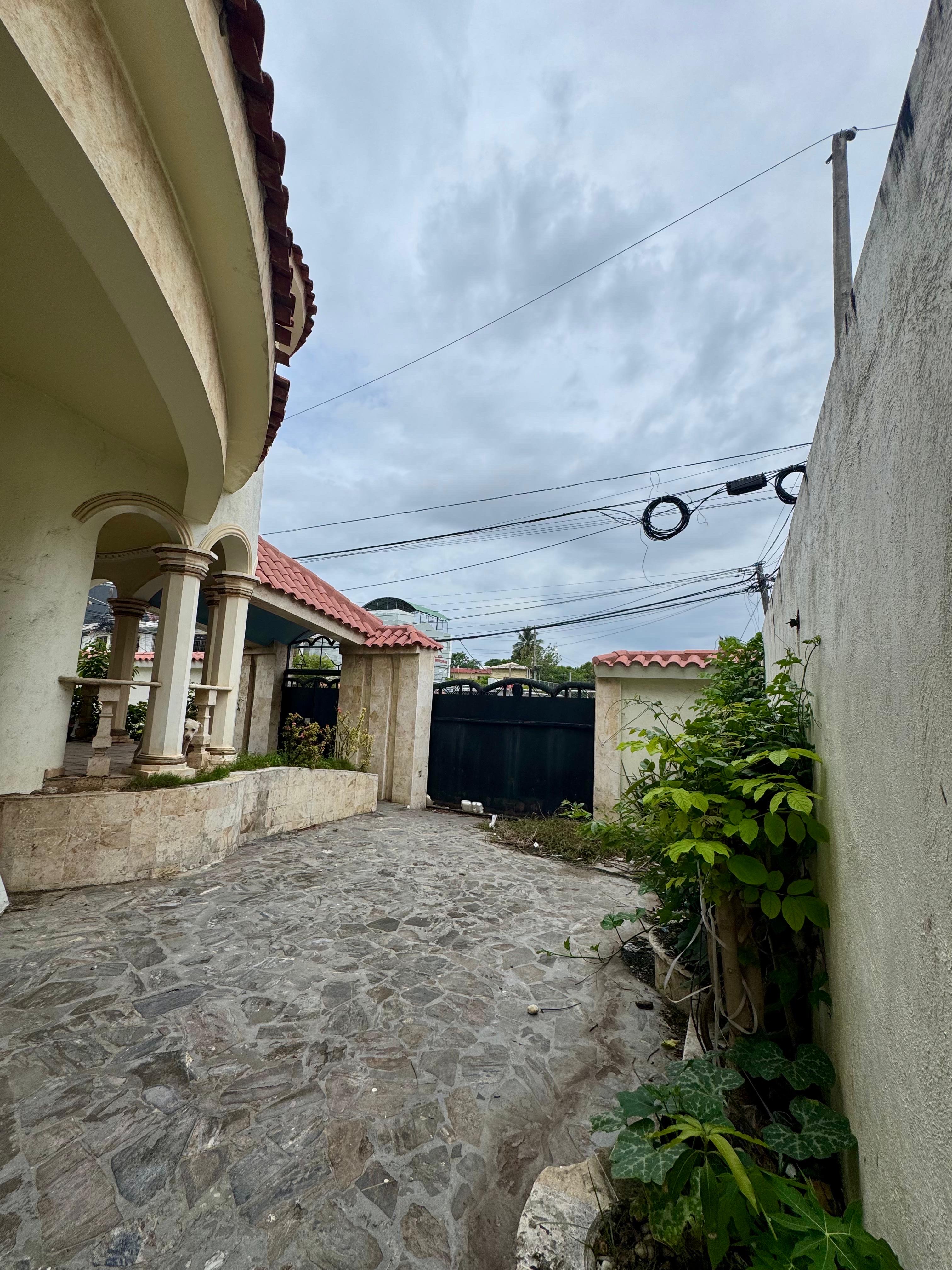 casas - venta de majestuosa casa con piscina en lucerna Santo Domingo este  7