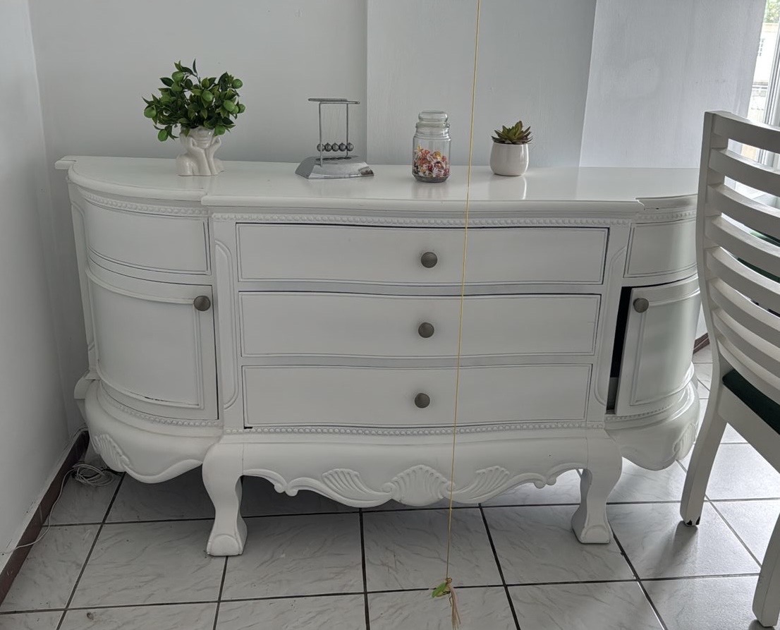 muebles y colchones - Credenza blanca de caoba precio negociable  0
