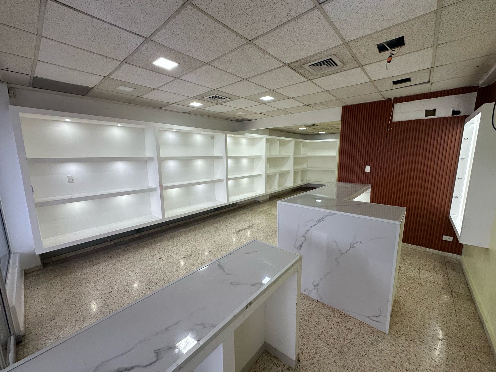 oficinas y locales comerciales - Se Alquila Local Comercial Plaza Comercial 2000 2