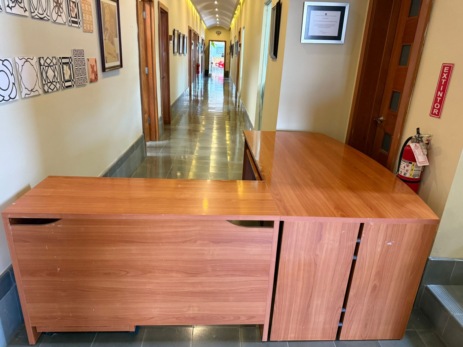 articulos de oficina - Vendo escritorio en madera prensada, con L incluida y módulo de gaveta 1
