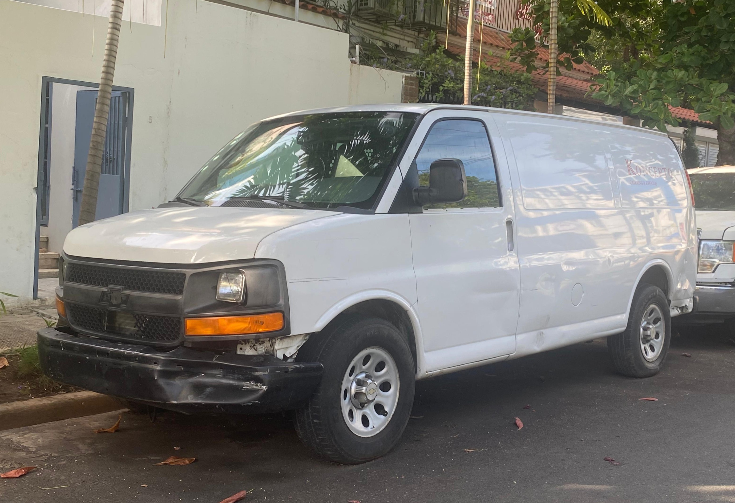 jeepetas y camionetas - Vendo Chevrolet Express - Financiamient Disponible 0