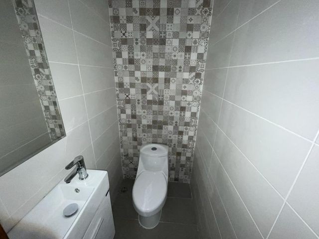 apartamentos - Apartamento en alquiler #24-1155 en Evaristo Morales, ascensor, piso bajo. 3