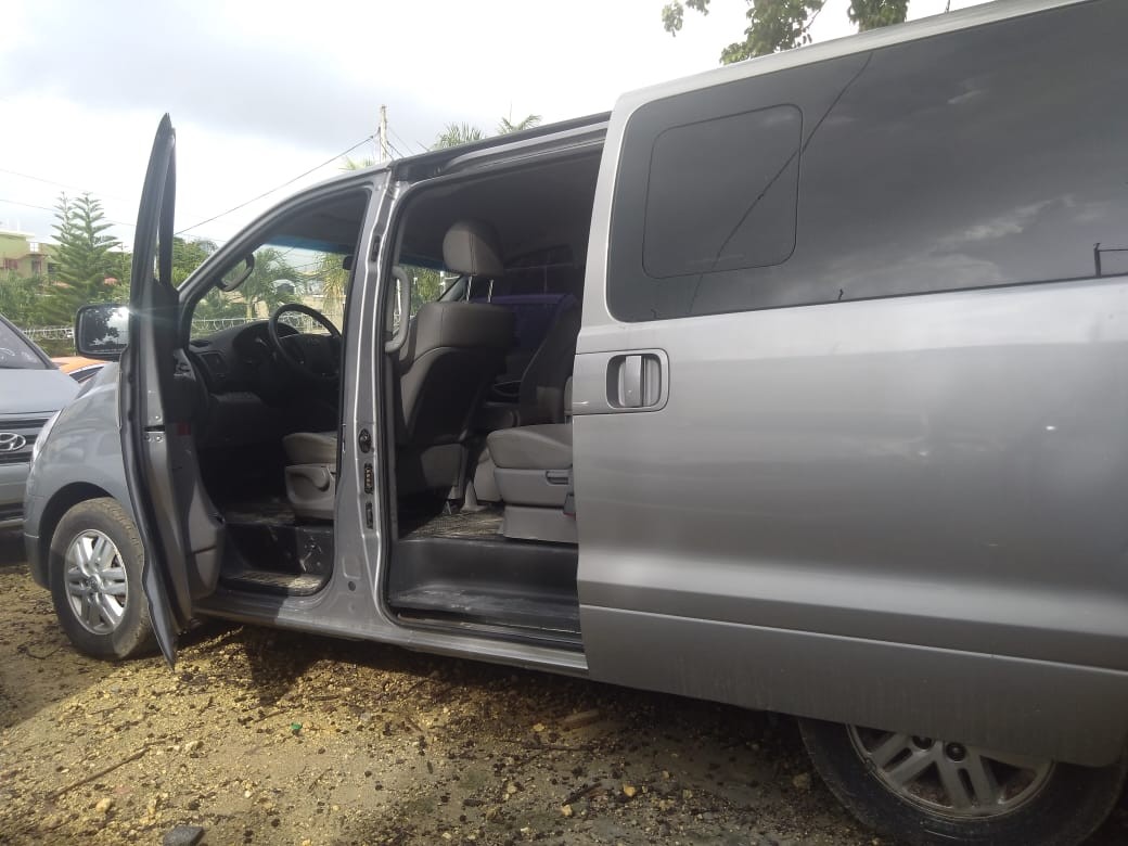 jeepetas y camionetas - HYUNDAI GRAND STAREX 2018 GRIS 4