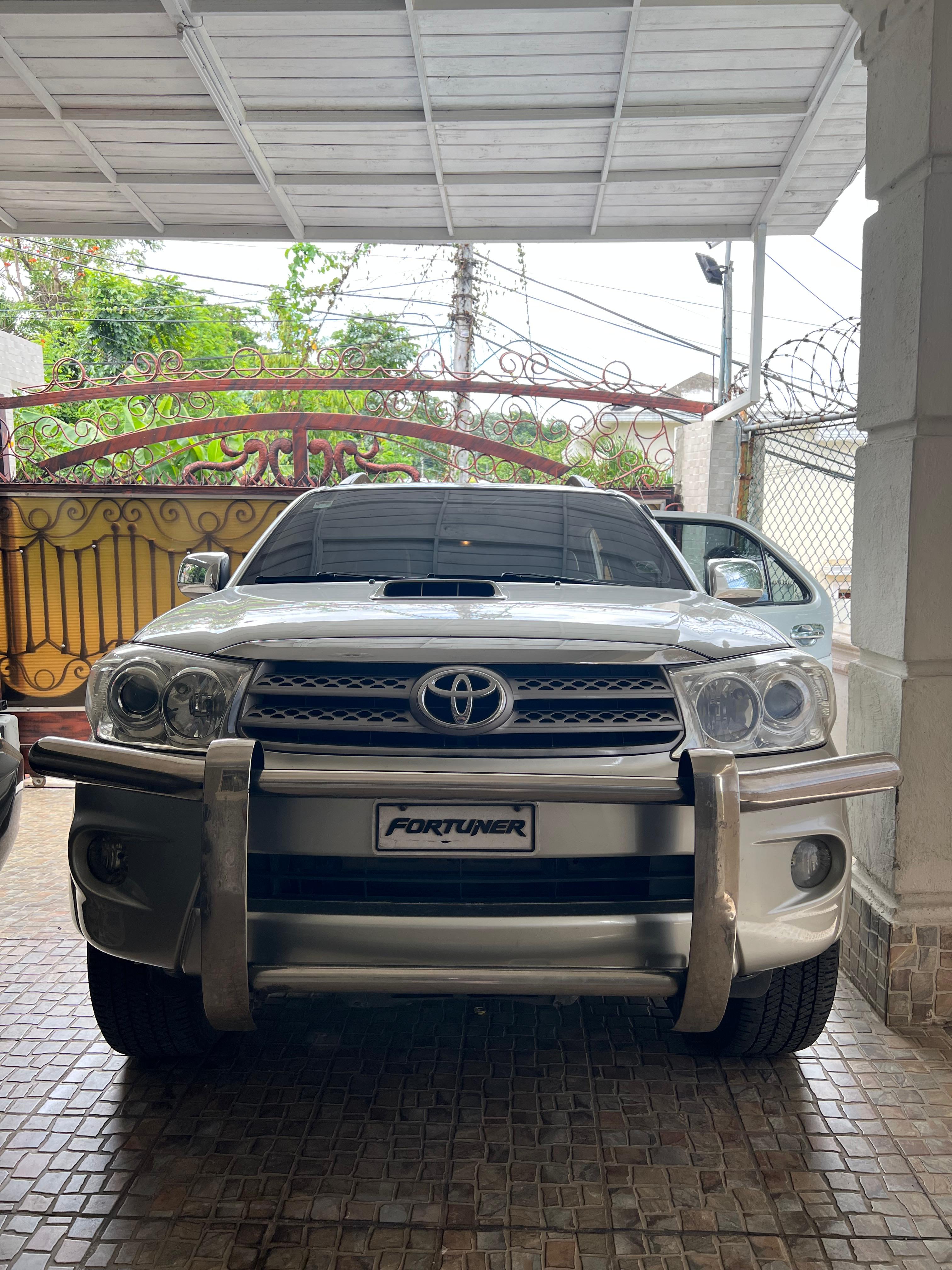 jeepetas y camionetas - Toyota Fortuner SRV 2011 – Excelente Estado 8