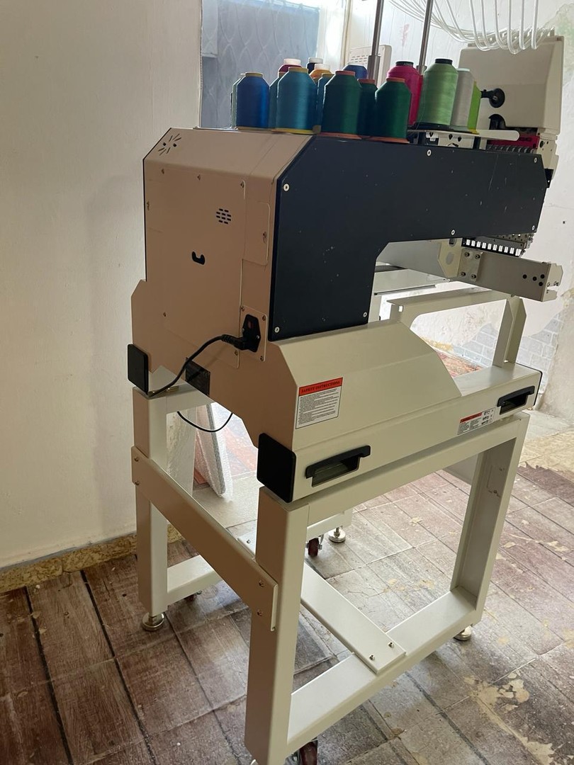 equipos profesionales - Makina de bordar de una cabeza  12 hilos china buen precio nueva 2