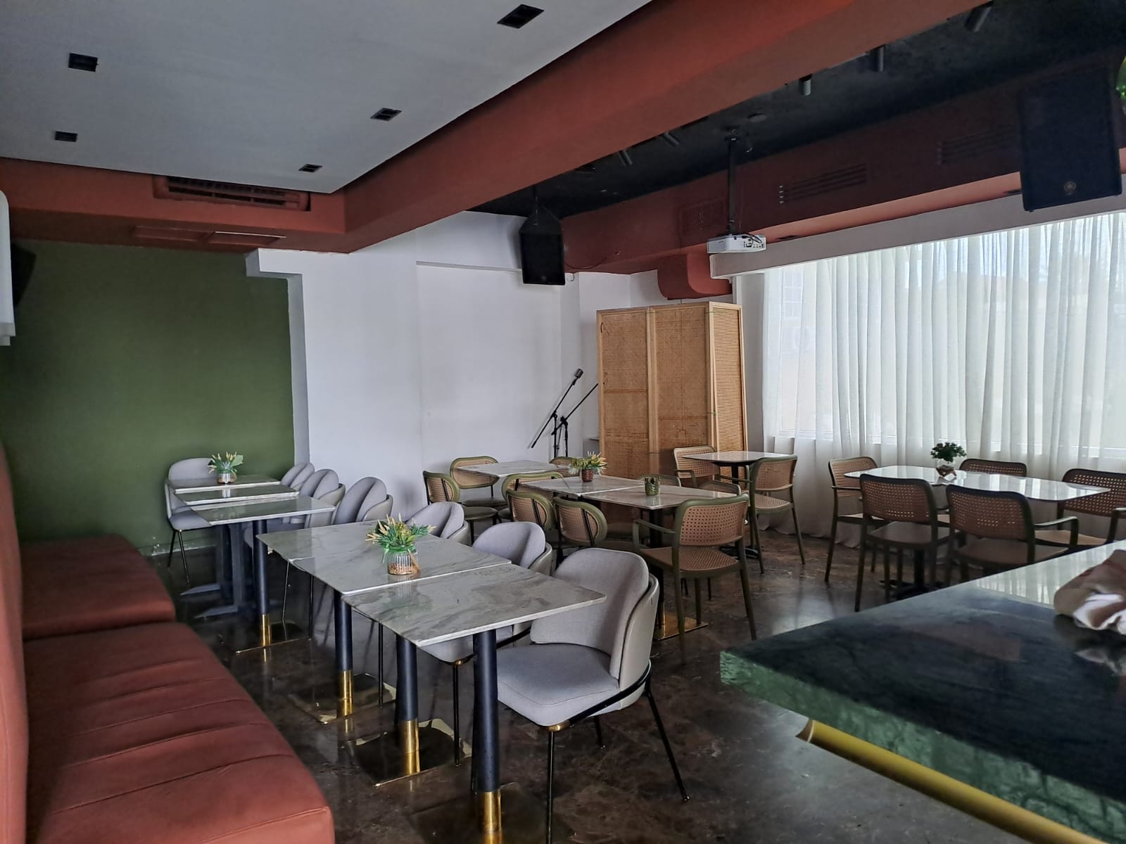 oficinas y locales comerciales - local  2do piso con terraza 117 mts en los prados 9