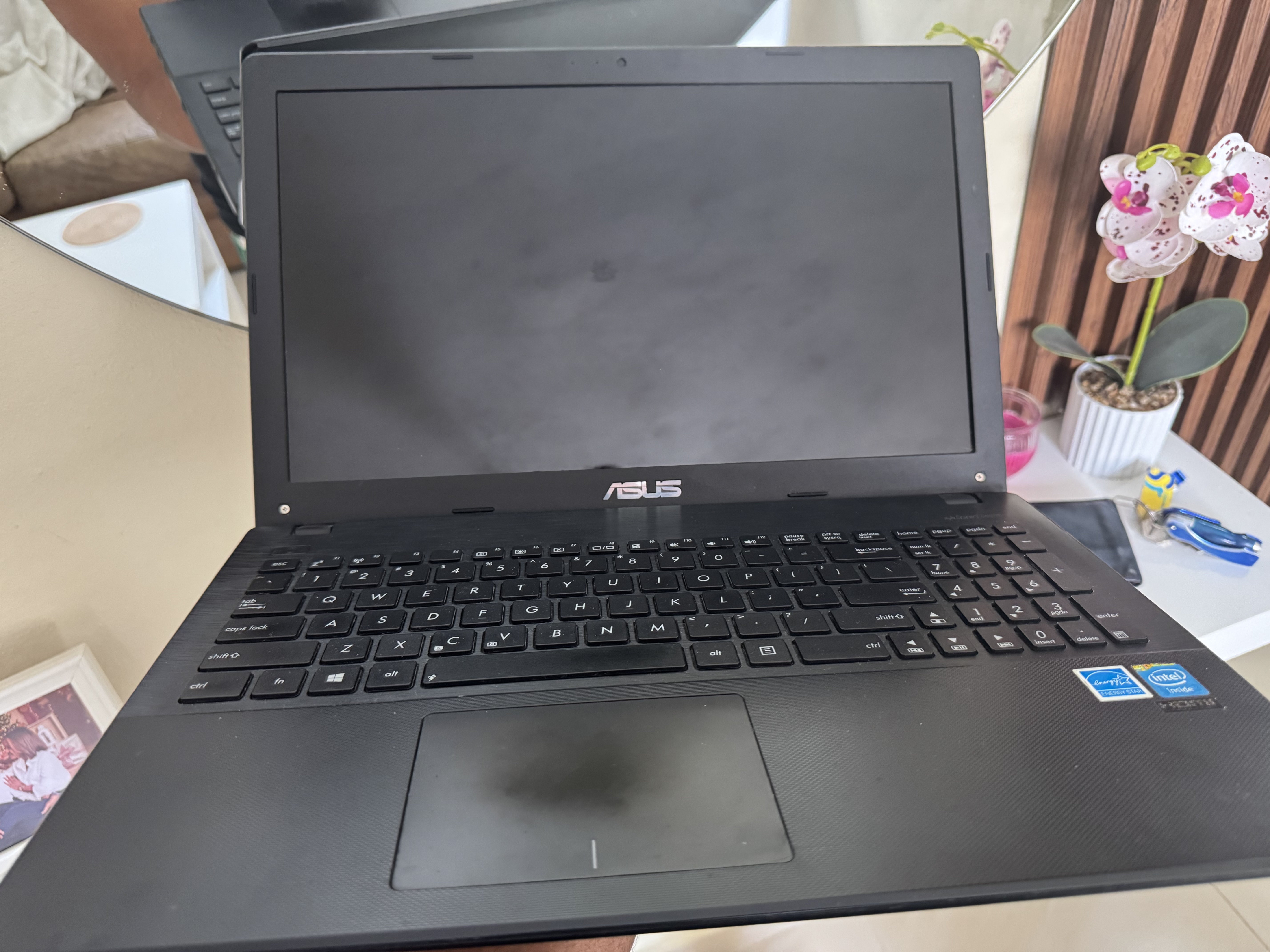 computadoras y laptops - Laptop ASUS negra 4