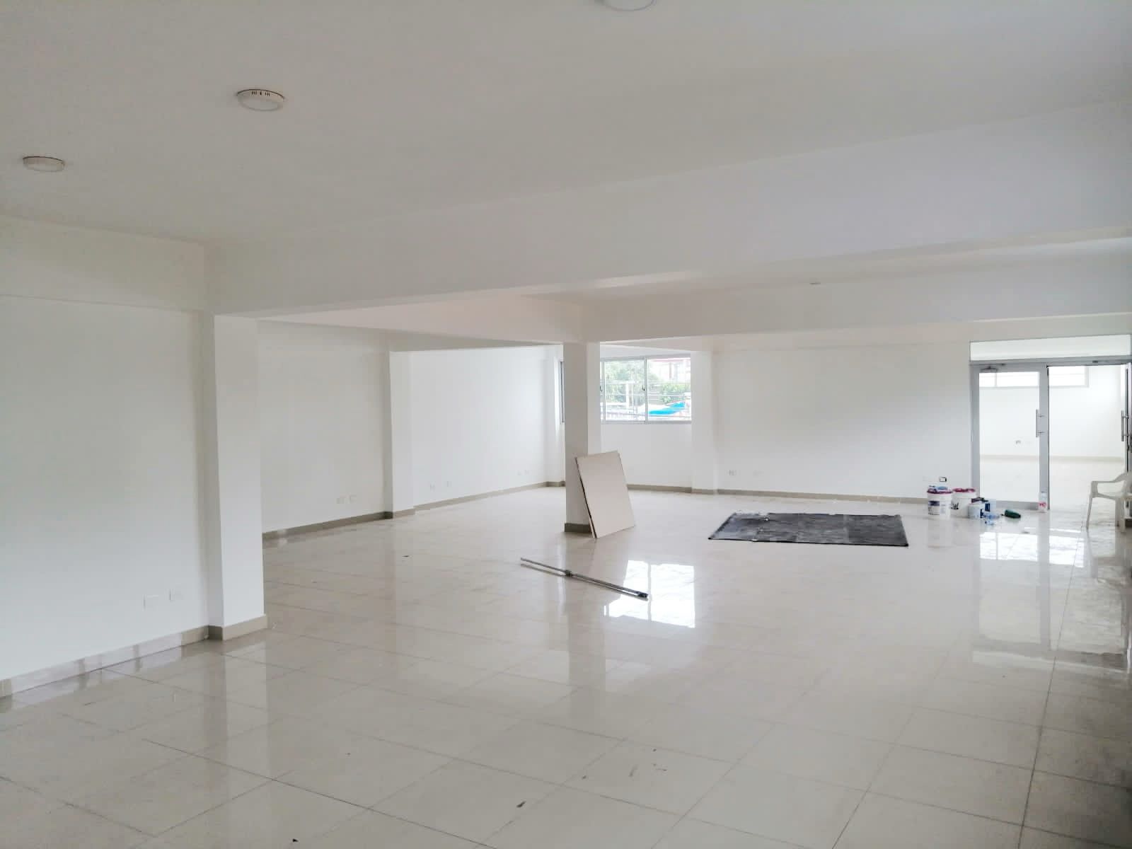 oficinas y locales comerciales - Local céntrico y amplio  5
