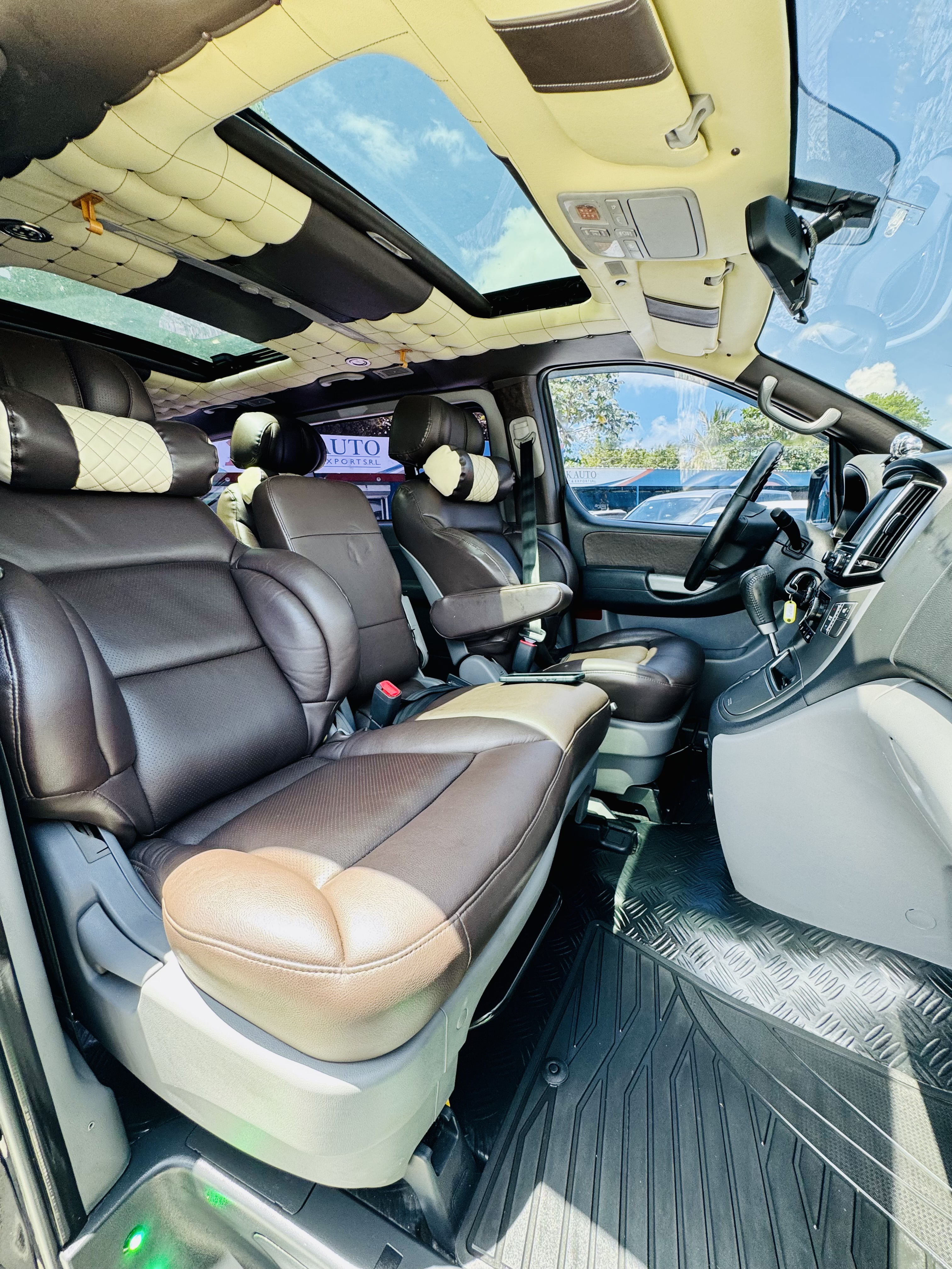 camiones y vehiculos pesados - Hyundai Grand Starex VIP double sunroof