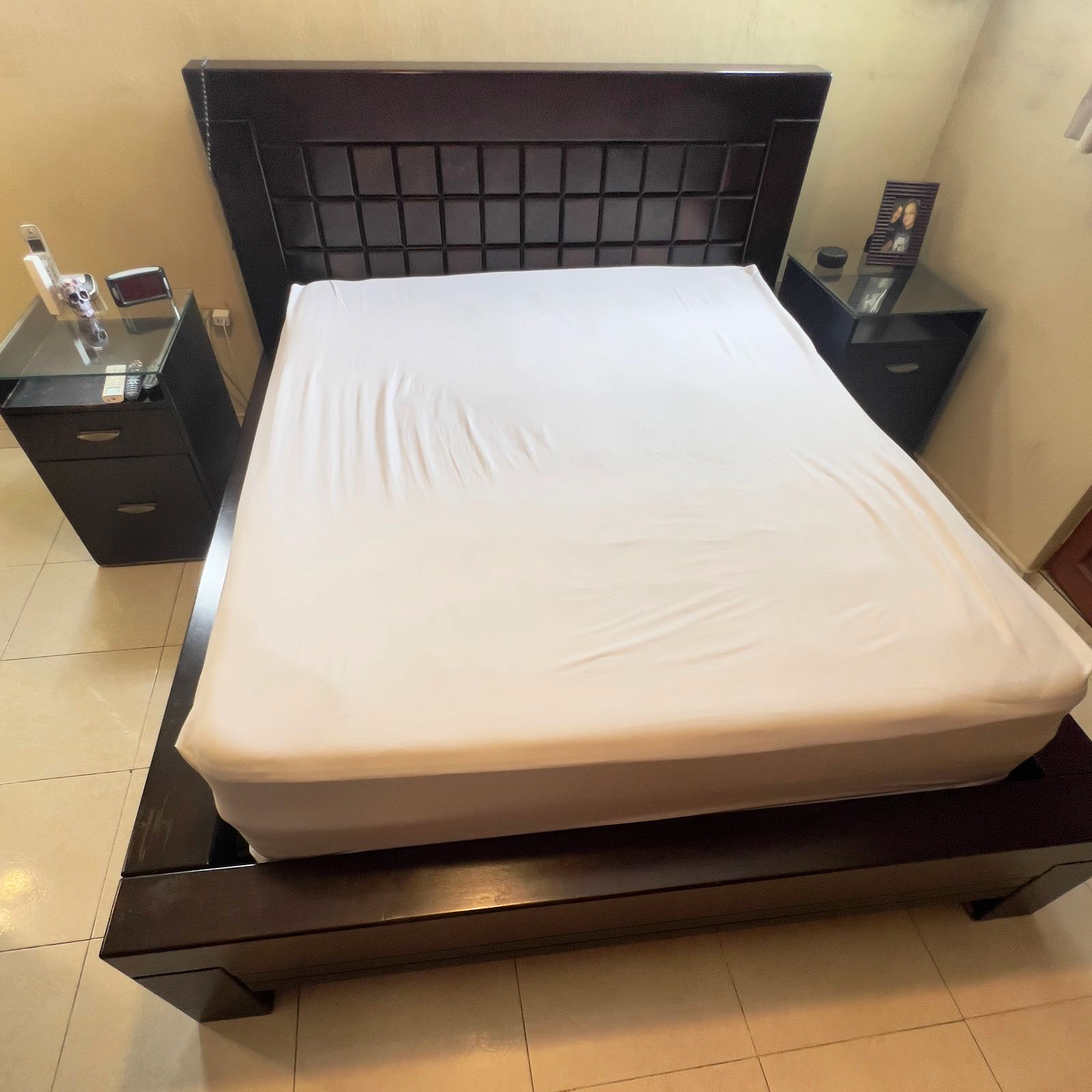 muebles y colchones - Cama Queen, regalo mesitas de noche 0
