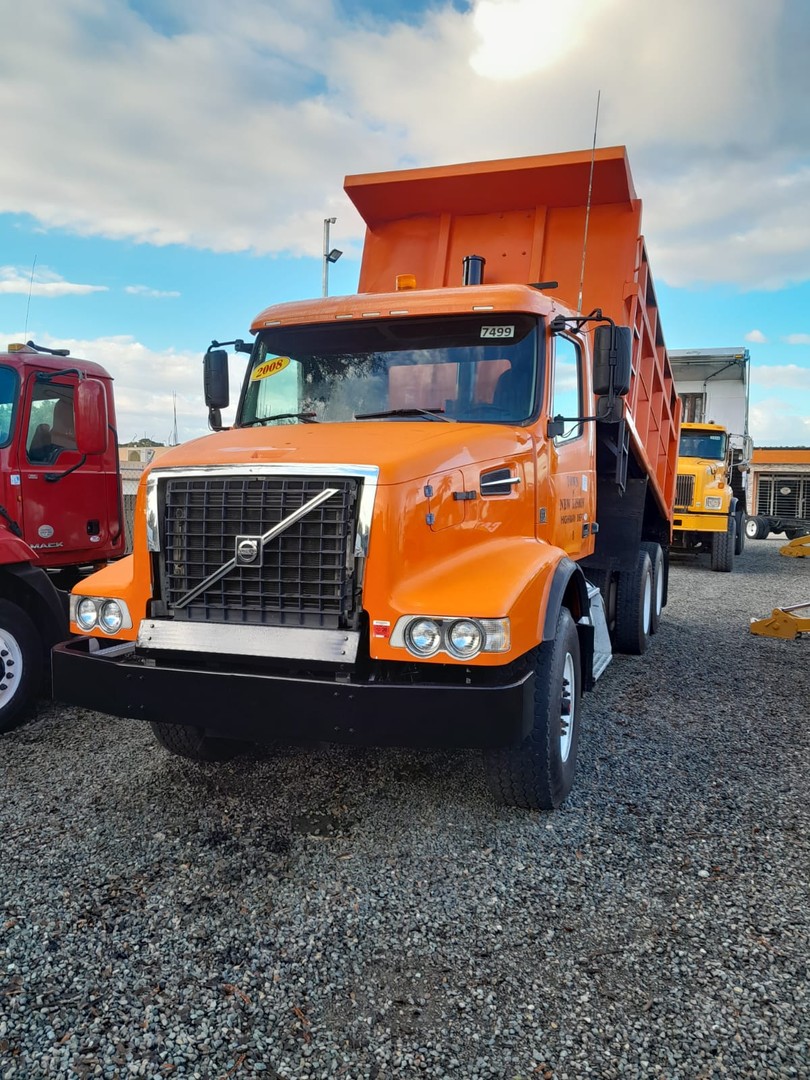 camiones y vehiculos pesados - VOLVO VHD VOLTEO año 2008