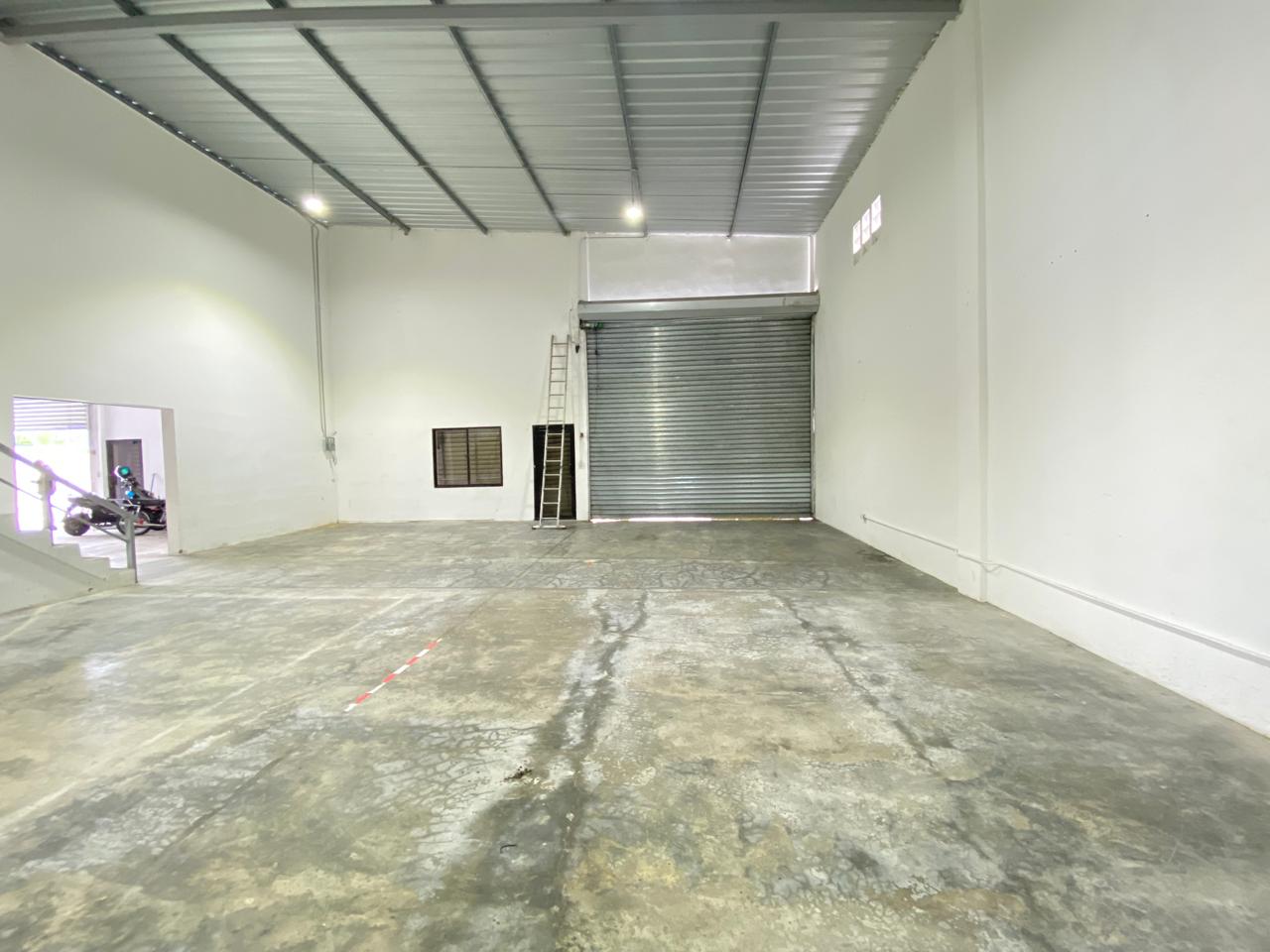 oficinas y locales comerciales - Nave Comercial en el Distrito Nacional 5