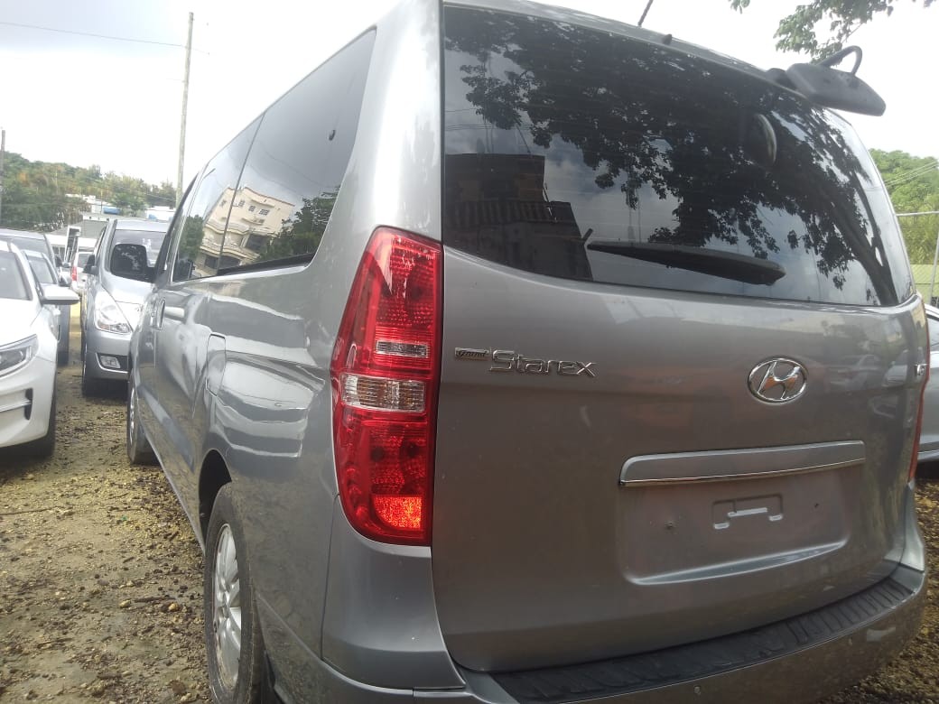 jeepetas y camionetas - HYUNDAI GRAND STAREX 2018 GRIS 6