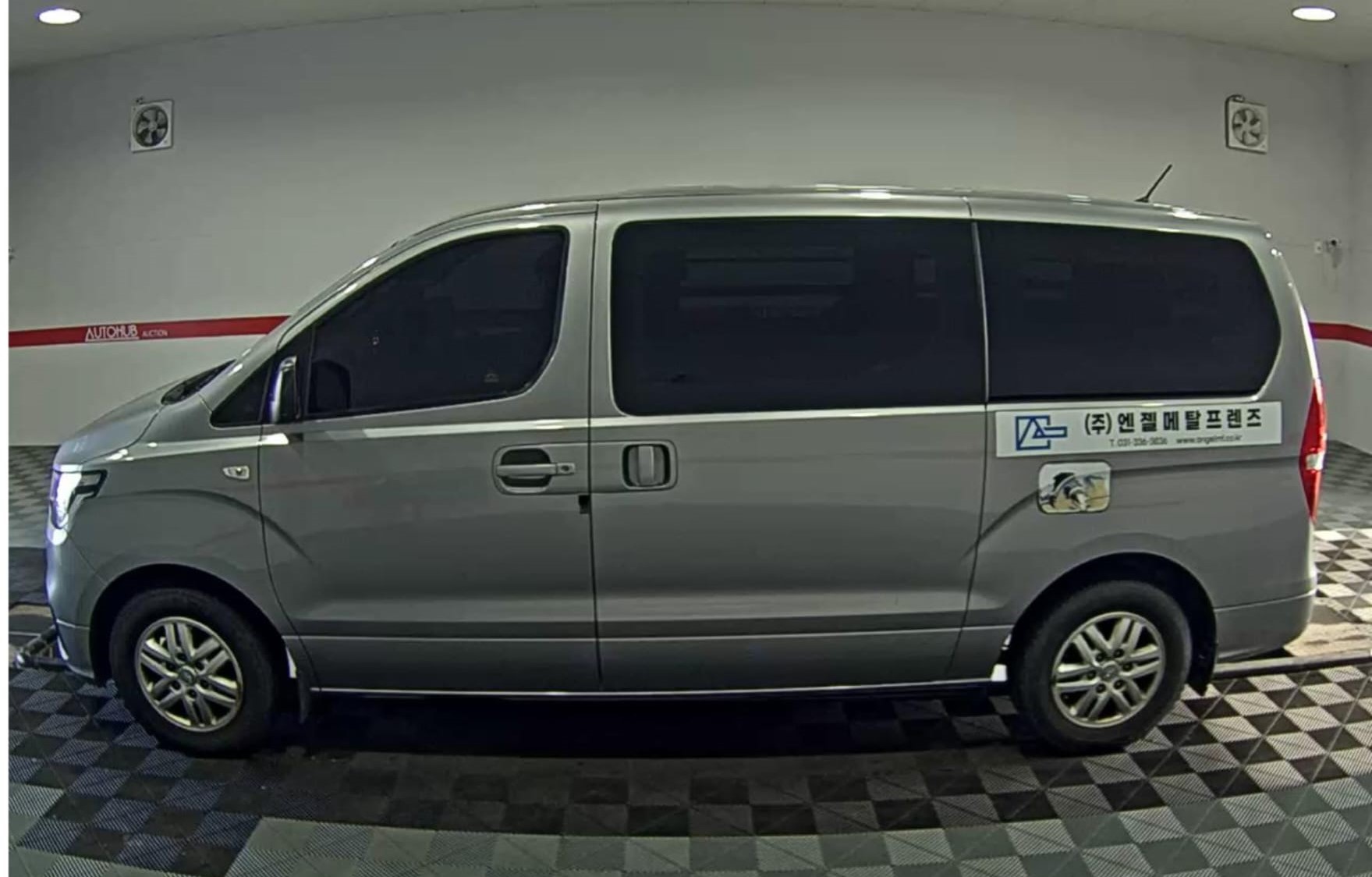 jeepetas y camionetas - HYUNDAI GRAND STAREX 2019 GRIS DIESEL 2