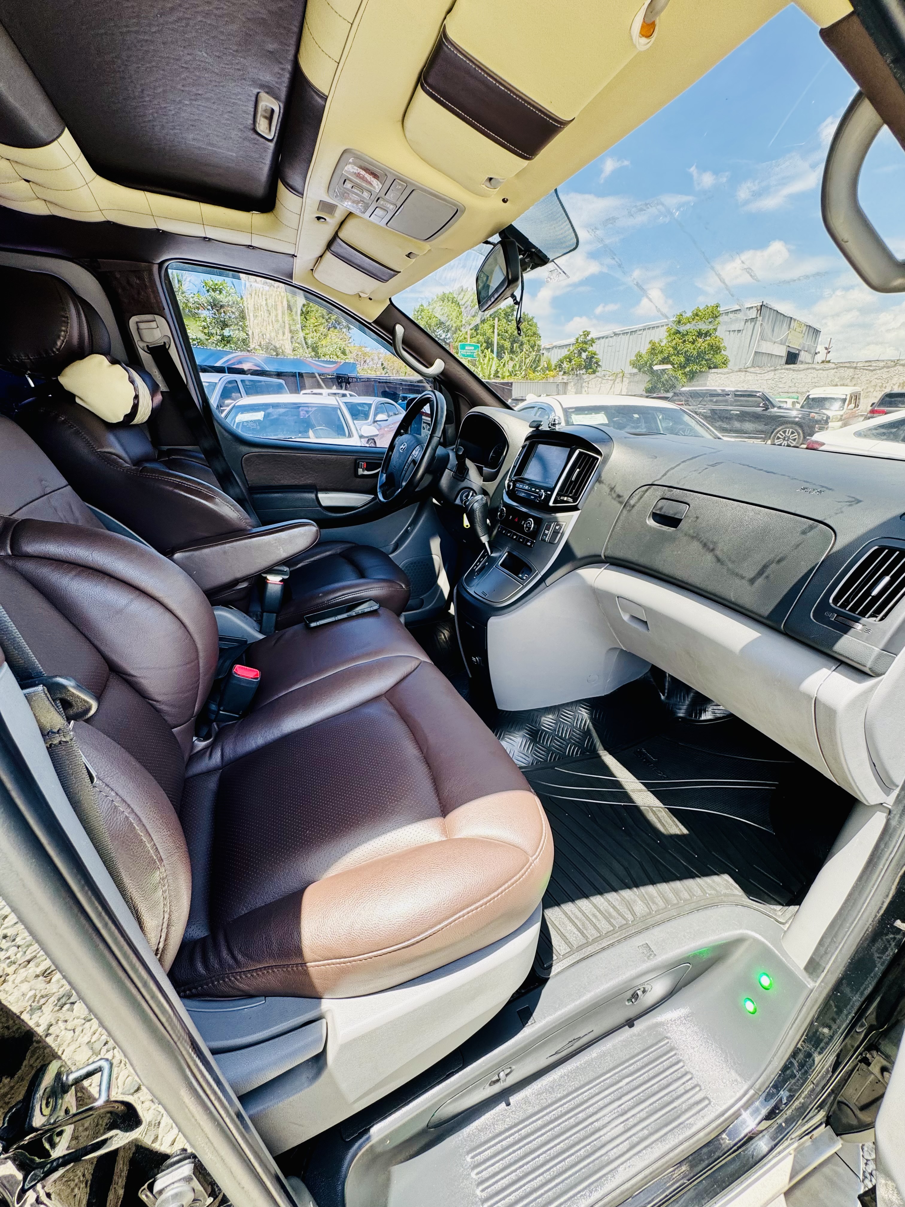 camiones y vehiculos pesados - Hyundai Grand Starex VIP double sunroof 1