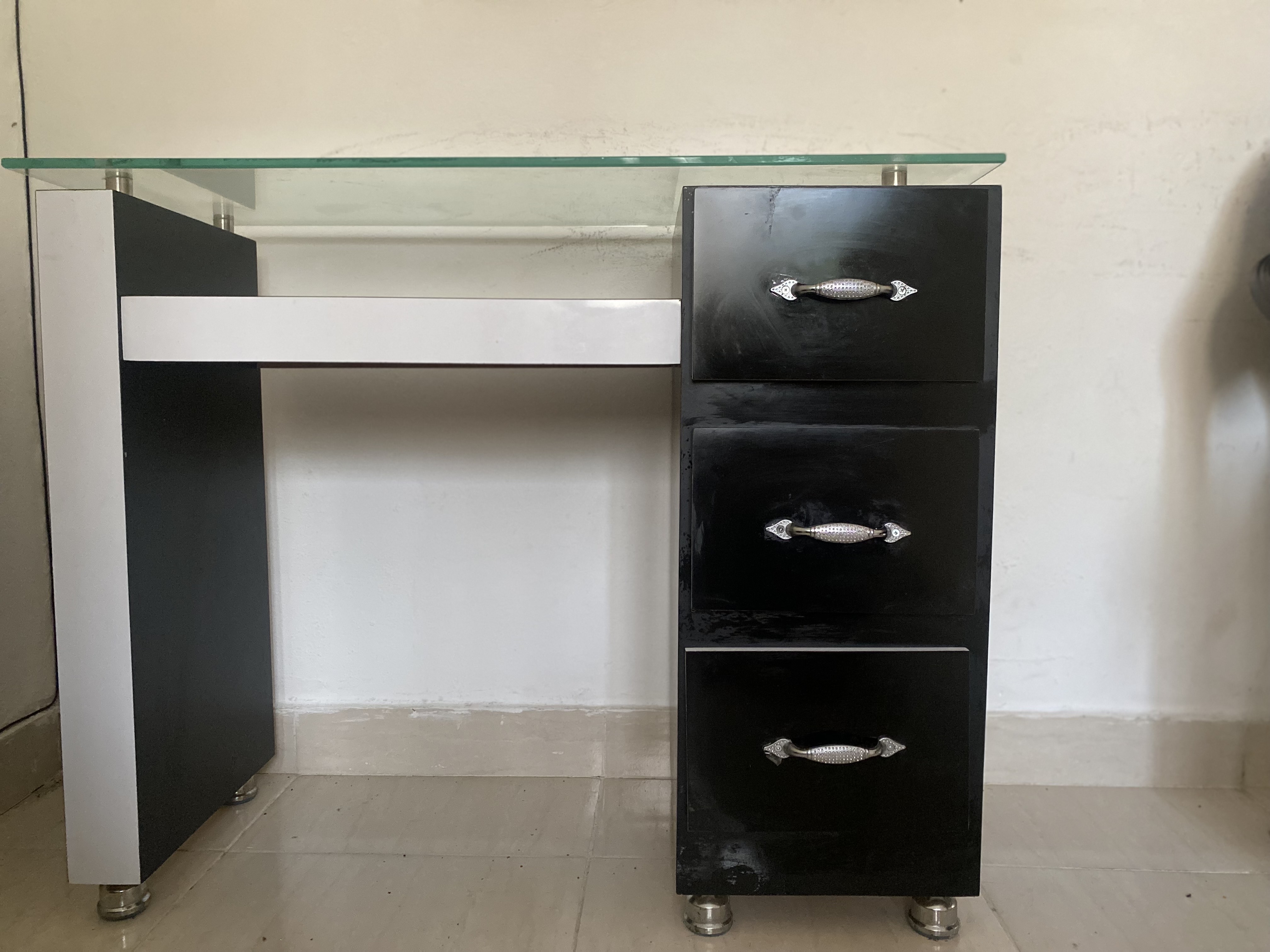 equipos profesionales - mesa de uñas 1