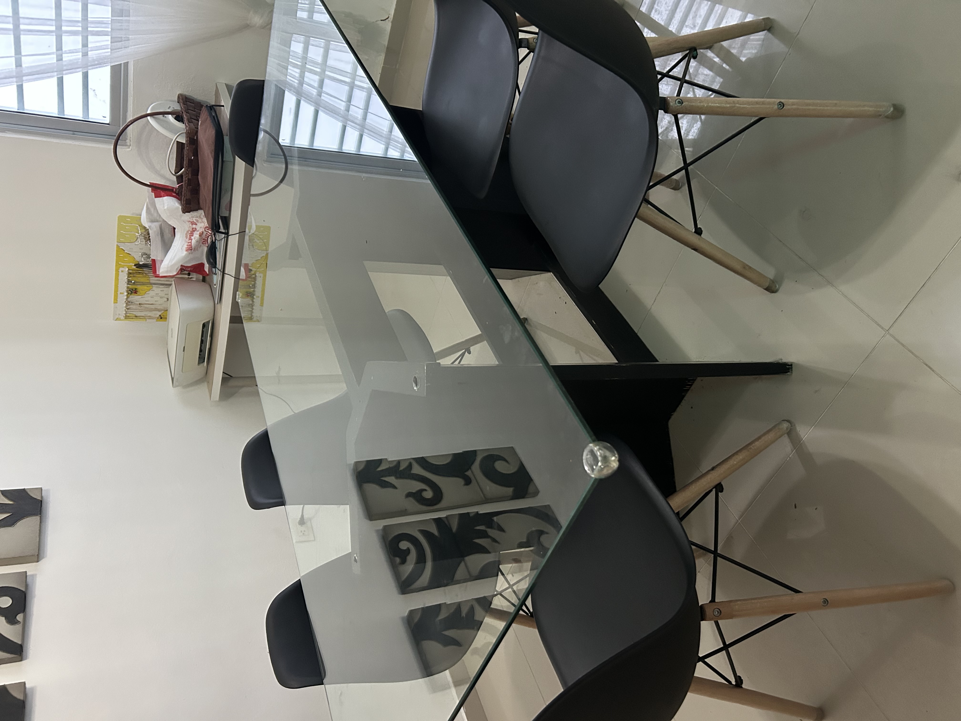 muebles y colchones - Comedor negro con 6 sillas / Negociable