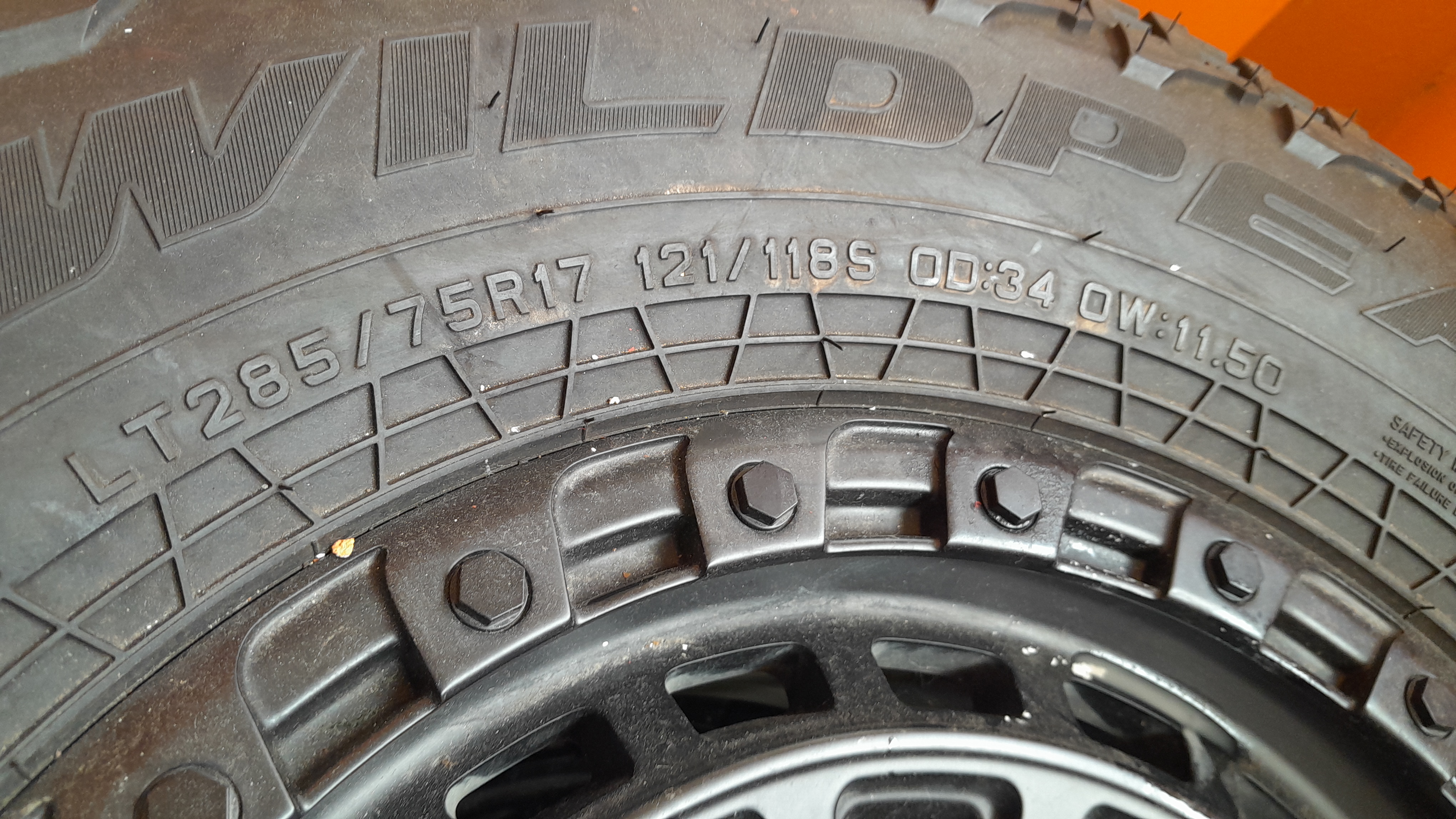 repuestos - Juego de Gomas y Aros Falken WildPeak LT285/75R17 2