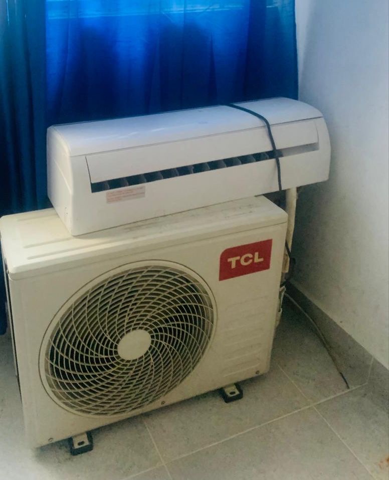 aires acondicionados y abanicos - vendo este aire usado en buen precio  0