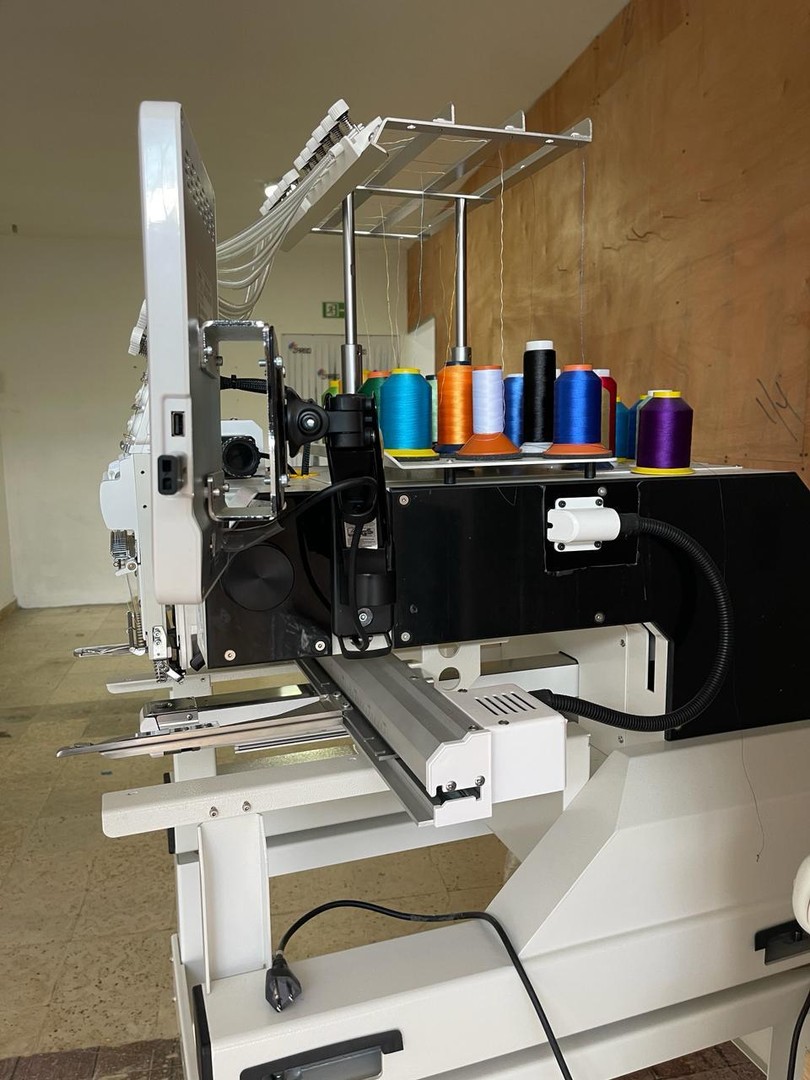 equipos profesionales - Makina de bordar de una cabeza  12 hilos china buen precio nueva 4