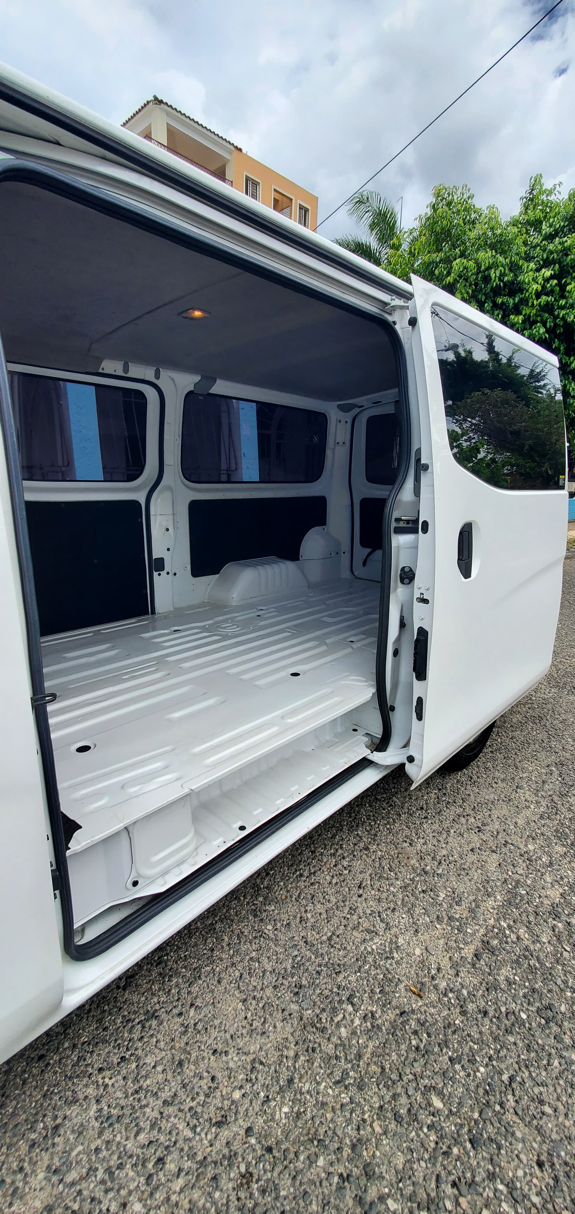 jeepetas y camionetas -     [SE VENDE] "NISSAN NV-350 2017"  8