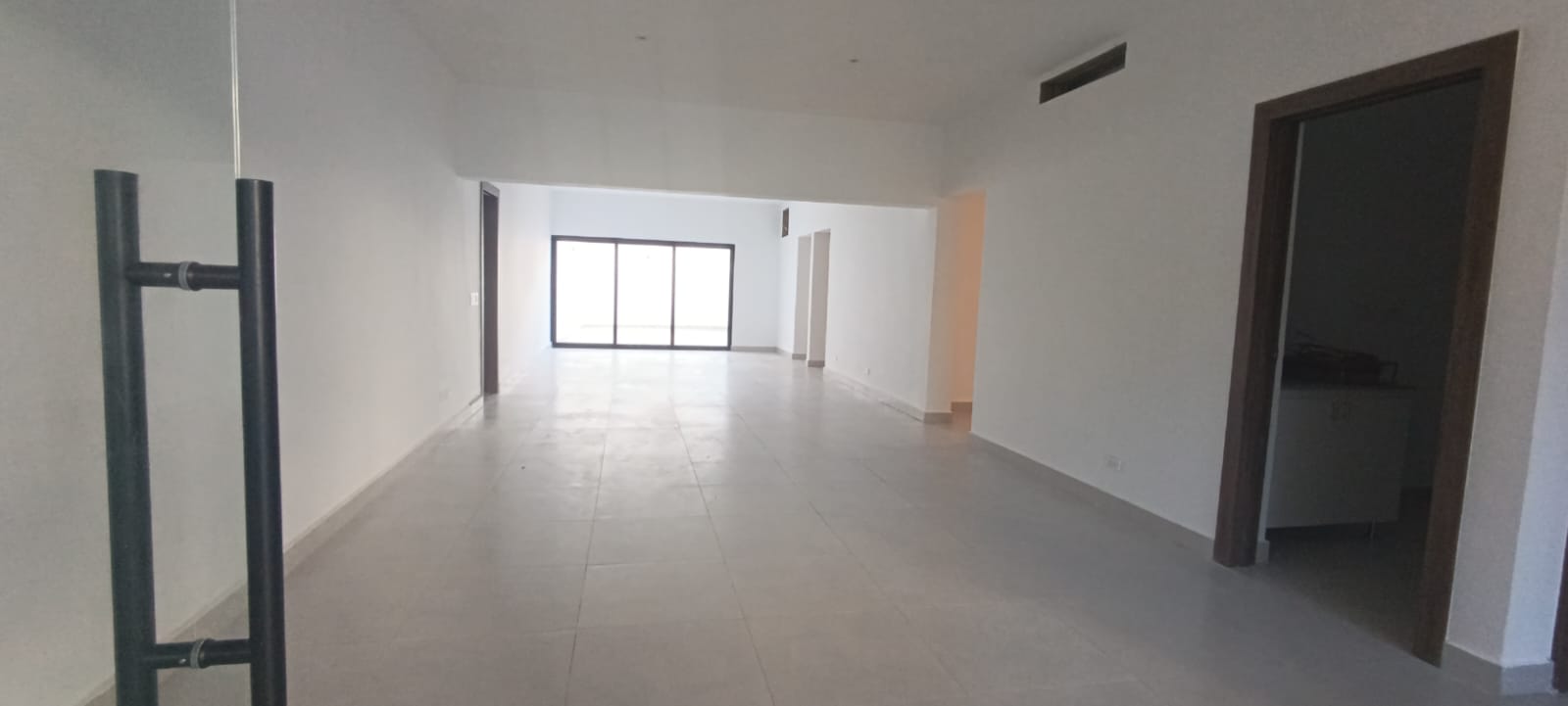 oficinas y locales comerciales - Local en primer nivel en La Julia 103m2 con Terraz