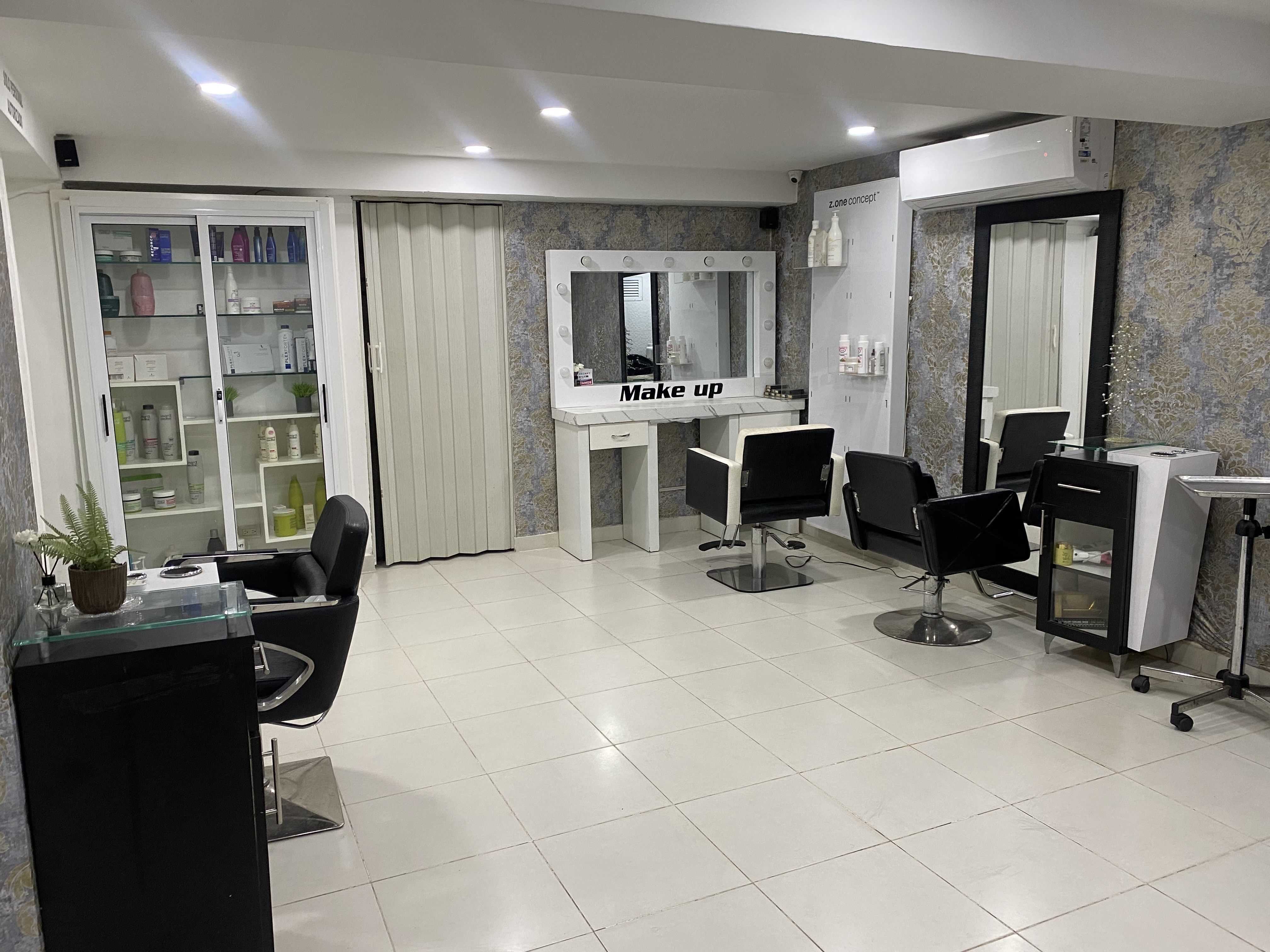 oficinas y locales comerciales - Alquilo salón de belleza completamente equipado  2
