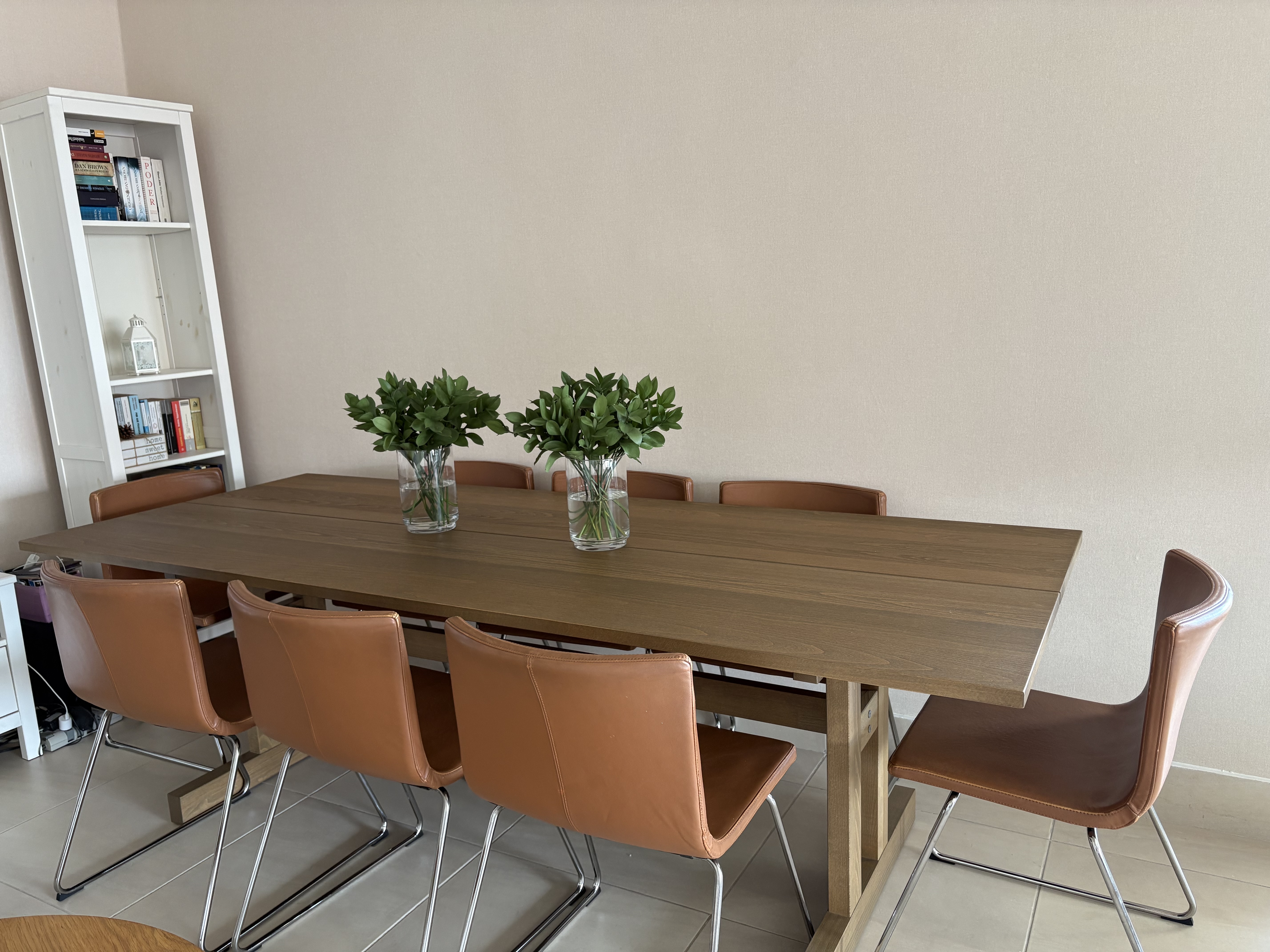 muebles y colchones - Mesa de Comedor 8 puestos en madera con 8 sillas  0