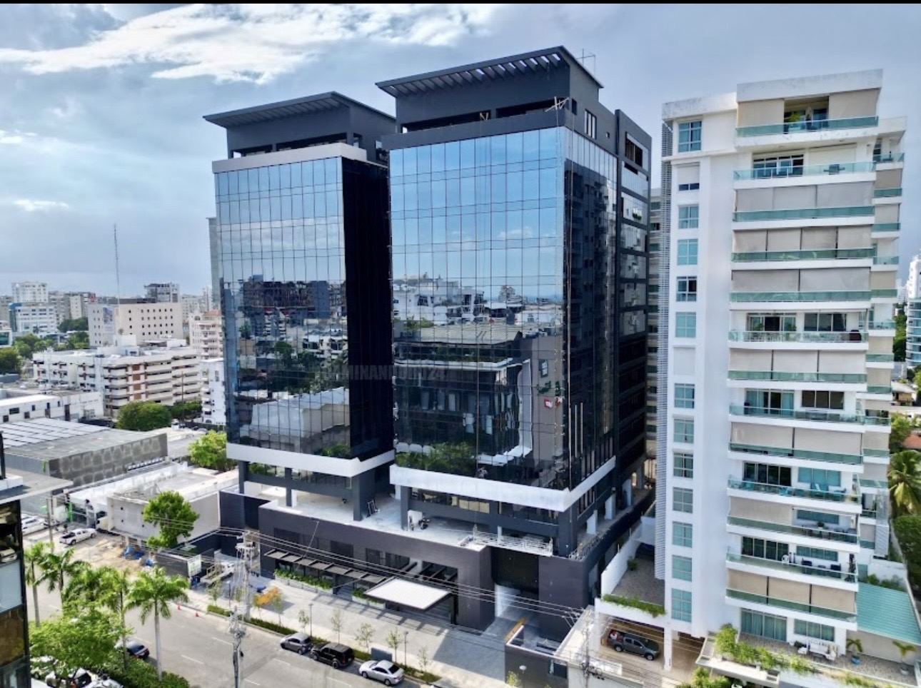 oficinas y locales comerciales - ¡Oportunidad Única en Piantini! Local en Venta en Villa Palmera Business Center.