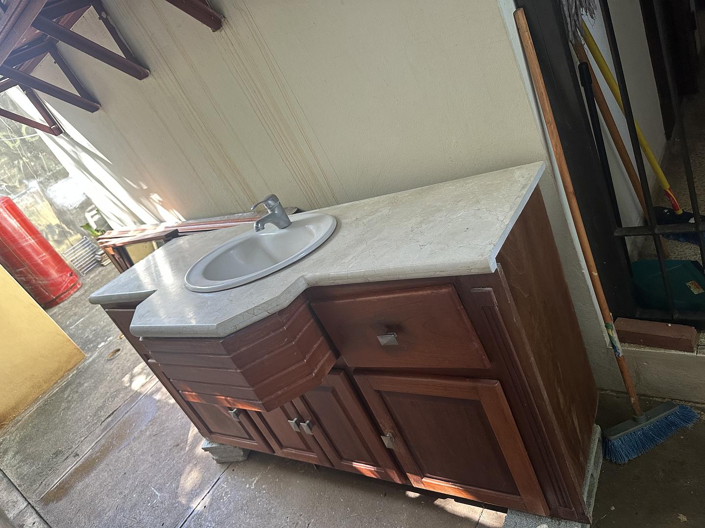 muebles y colchones - Mueble baño en caoba con tope en marmol. Lavamanos y espejo incluido. 2
