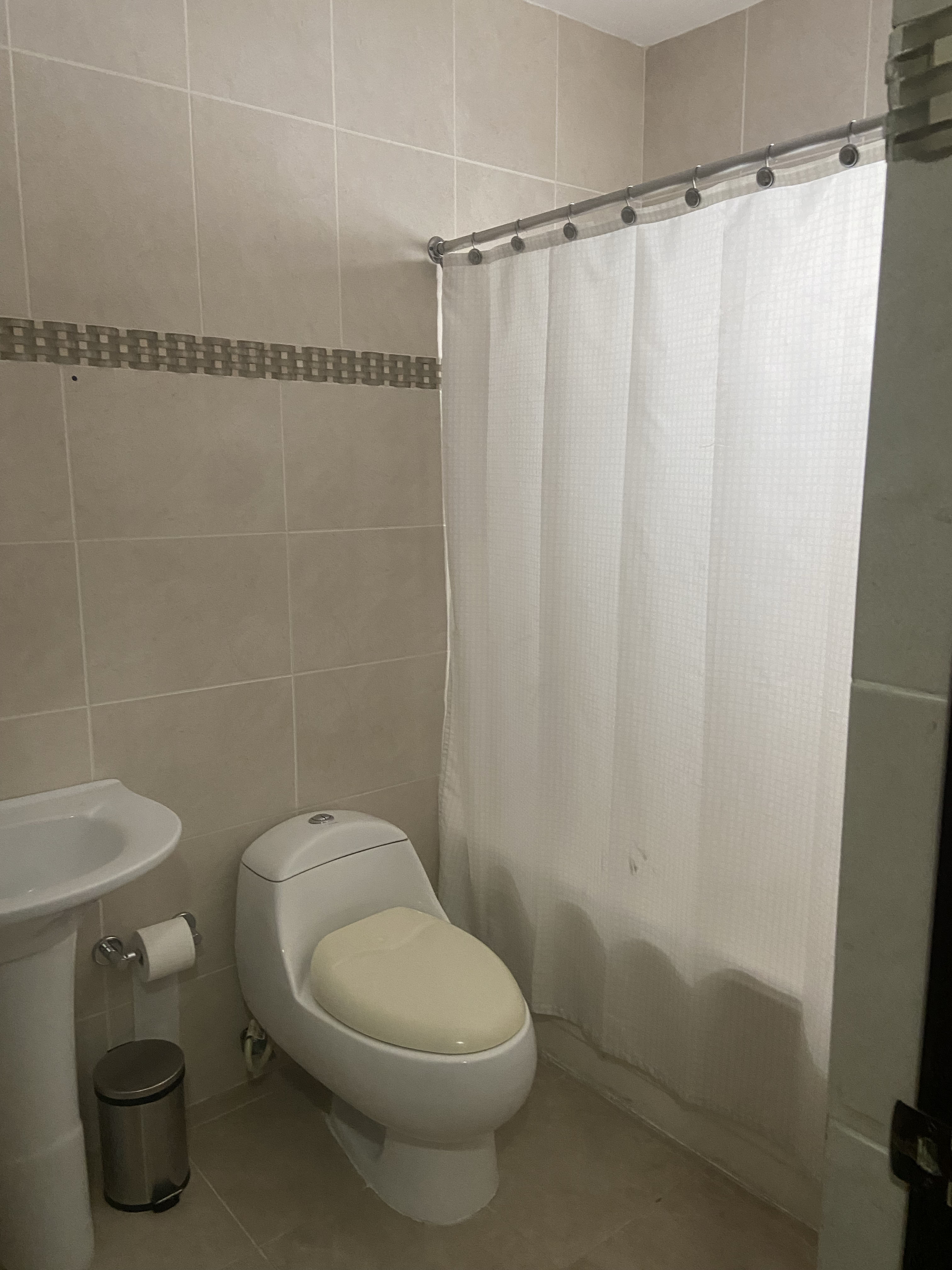 apartamentos - Se alquila apartamento semi amueblado en Paraiso 8