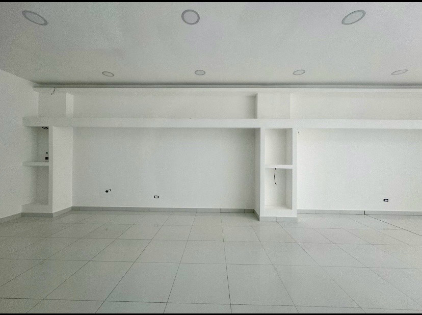 oficinas y locales comerciales - se alquila local  2