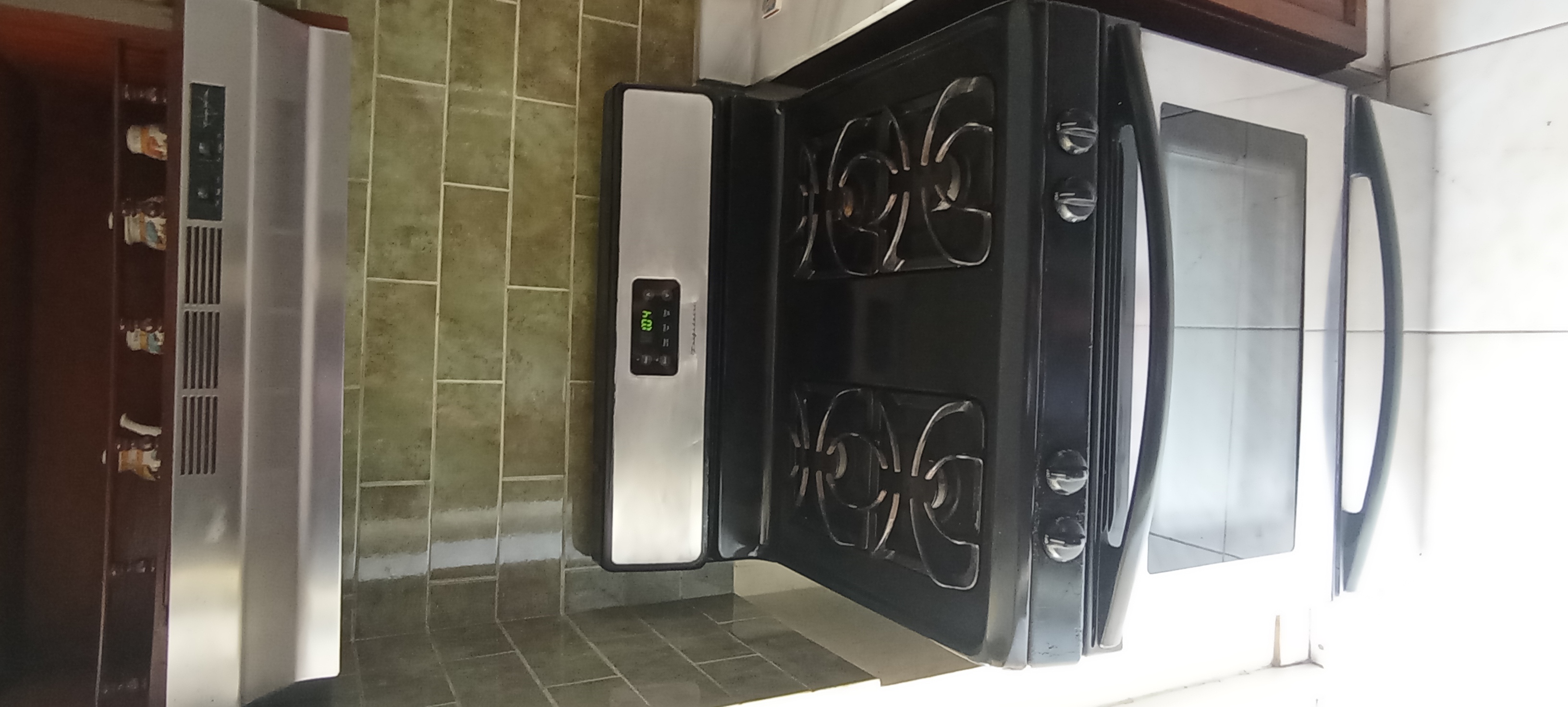 cocina - Estufa Frigidaire 30 pulg, electrica y extractor  1