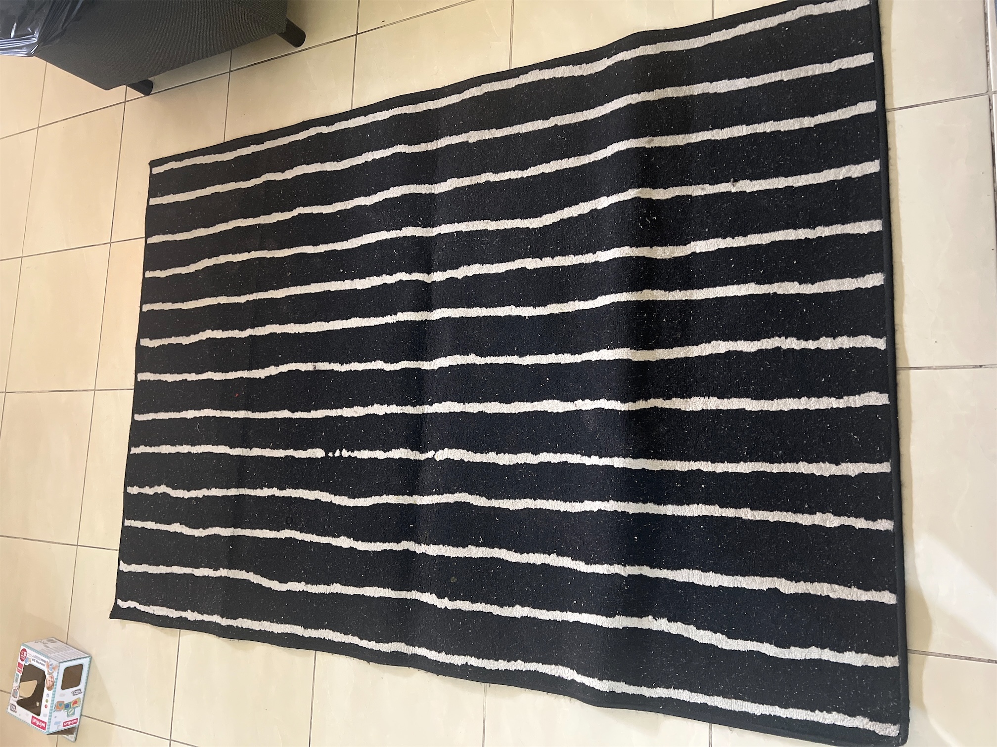 decoración y accesorios - Ikea - alfombra negra con lineas blancas 0