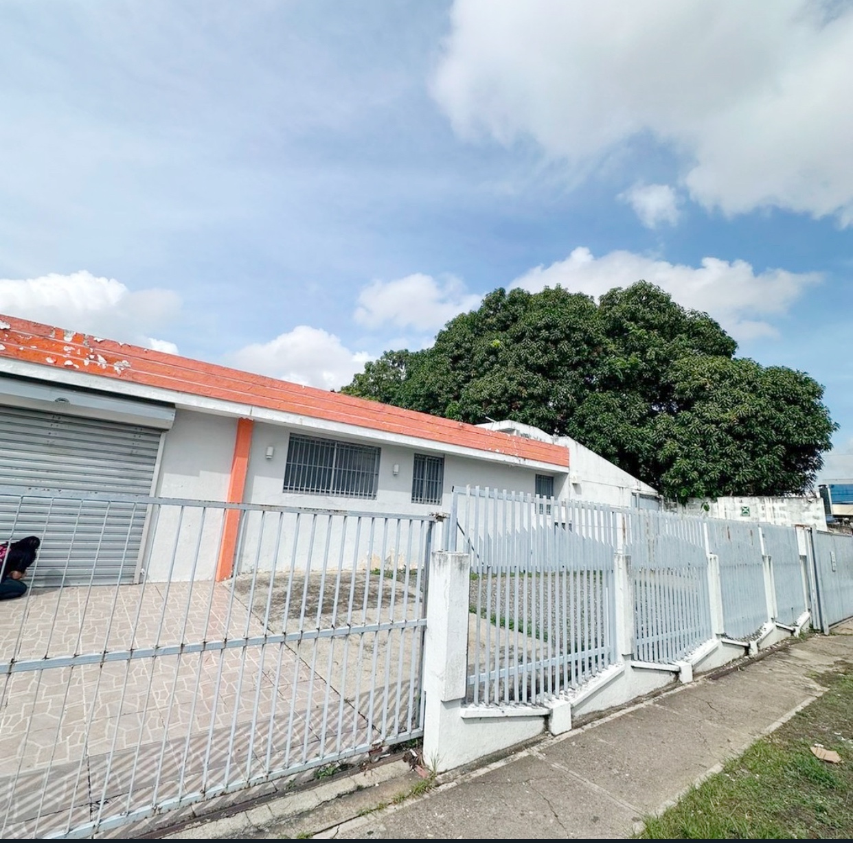 casas - Propiedad esquinera comercial  1