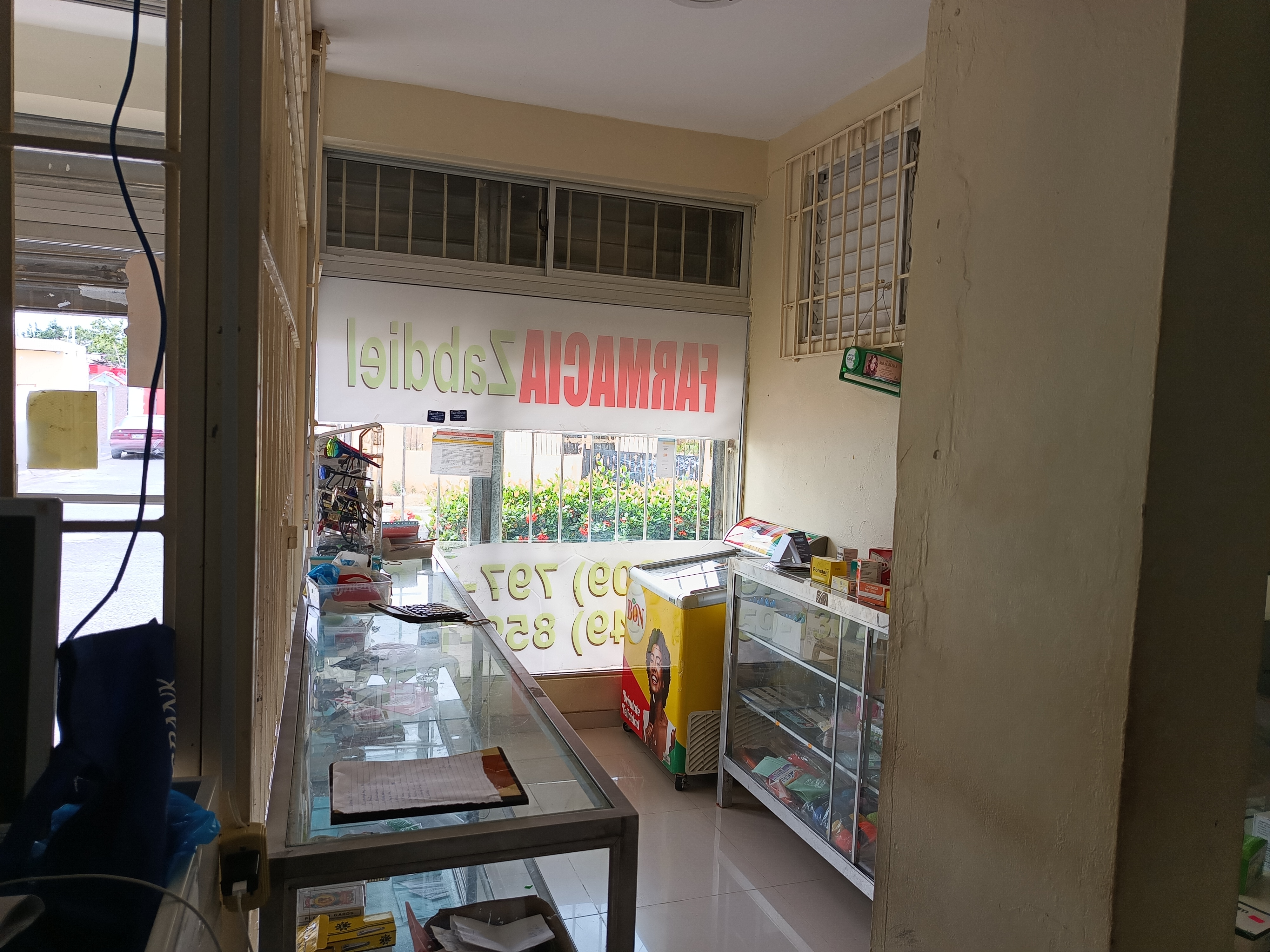 negocios en venta - Se vende farmacia de oportunidad en 1.3 negociable. 2