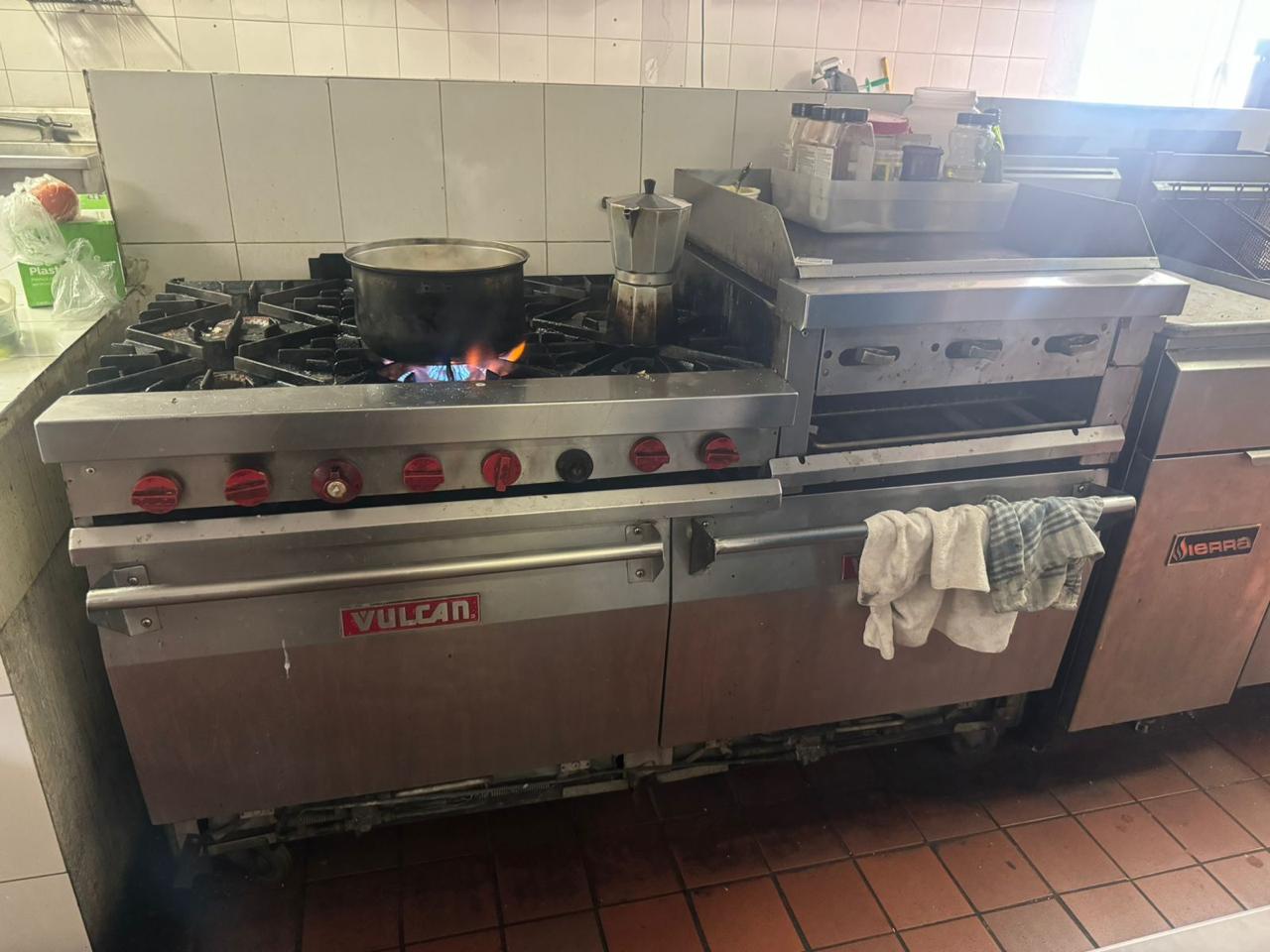 equipos profesionales - Estufa Vulcan Con Horno Y Plancha 0