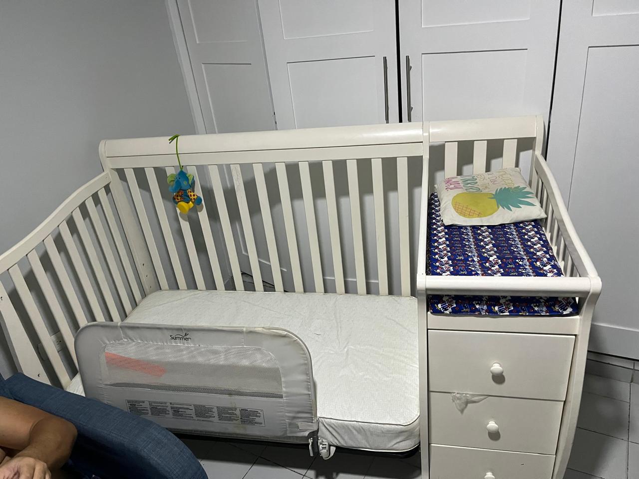 muebles - Vendo cama cuna color con gavetero y cambiador 1